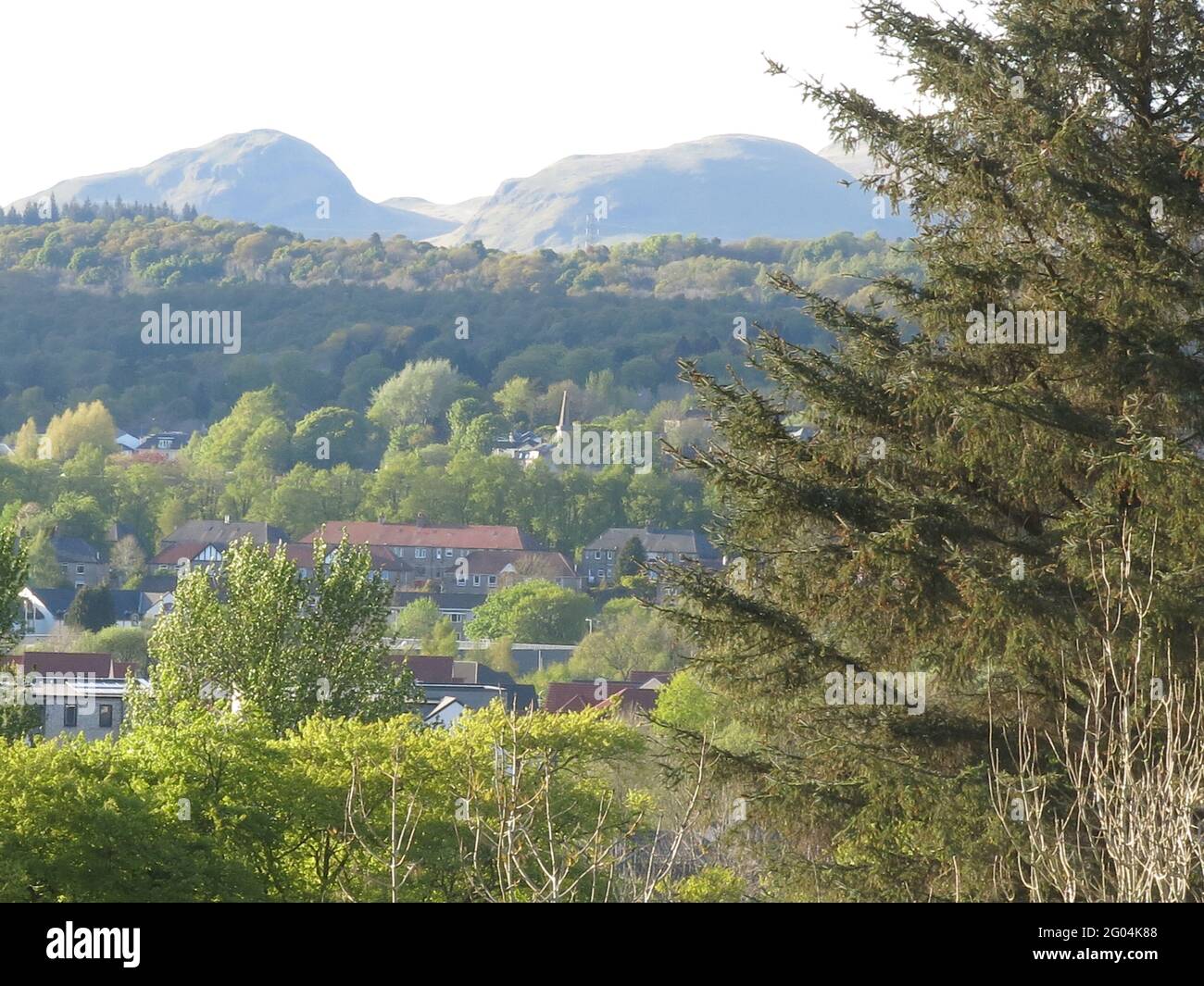 Vista che guarda verso nord su Milngavie verso le Campsie Fells e la prominente forma di montagna di Dumgoyne alla fine dei Campsies. Foto Stock
