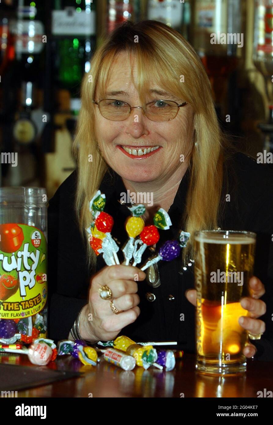 Landlady Mary Anderson al Portsdown Inn, Portsmouth pronto con i lollipop a quiten giù bevitori rumorosi al tempo di chiusura. Pic Mike Walker, 2005 Foto Stock