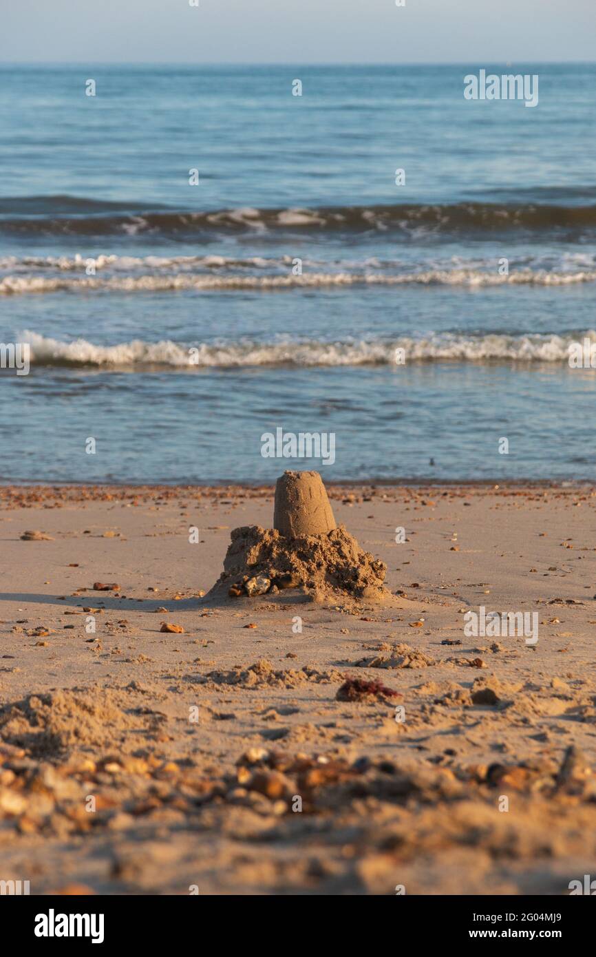 Castelli di sabbia su Highcliffe Beach nel weekend hotttest bank Holiday dell'anno vicino a Bournemouth, Inghilterra. Foto Stock