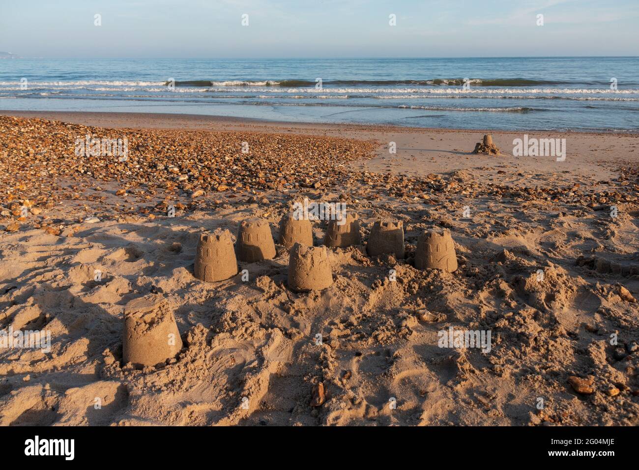 Castelli di sabbia su Highcliffe Beach nel weekend hotttest bank Holiday dell'anno vicino a Bournemouth, Inghilterra. Foto Stock