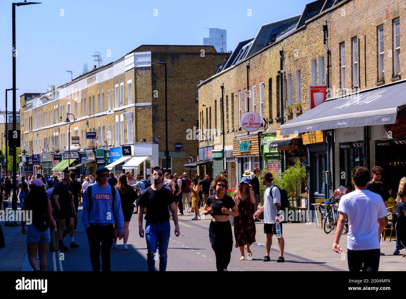 Le persone godono di una calda giornata estiva dopo che le restrizioni di blocco di covi-19 sono state revocate e l'economia sta aprendo, Broadway Market, Londra, Regno Unito Foto Stock