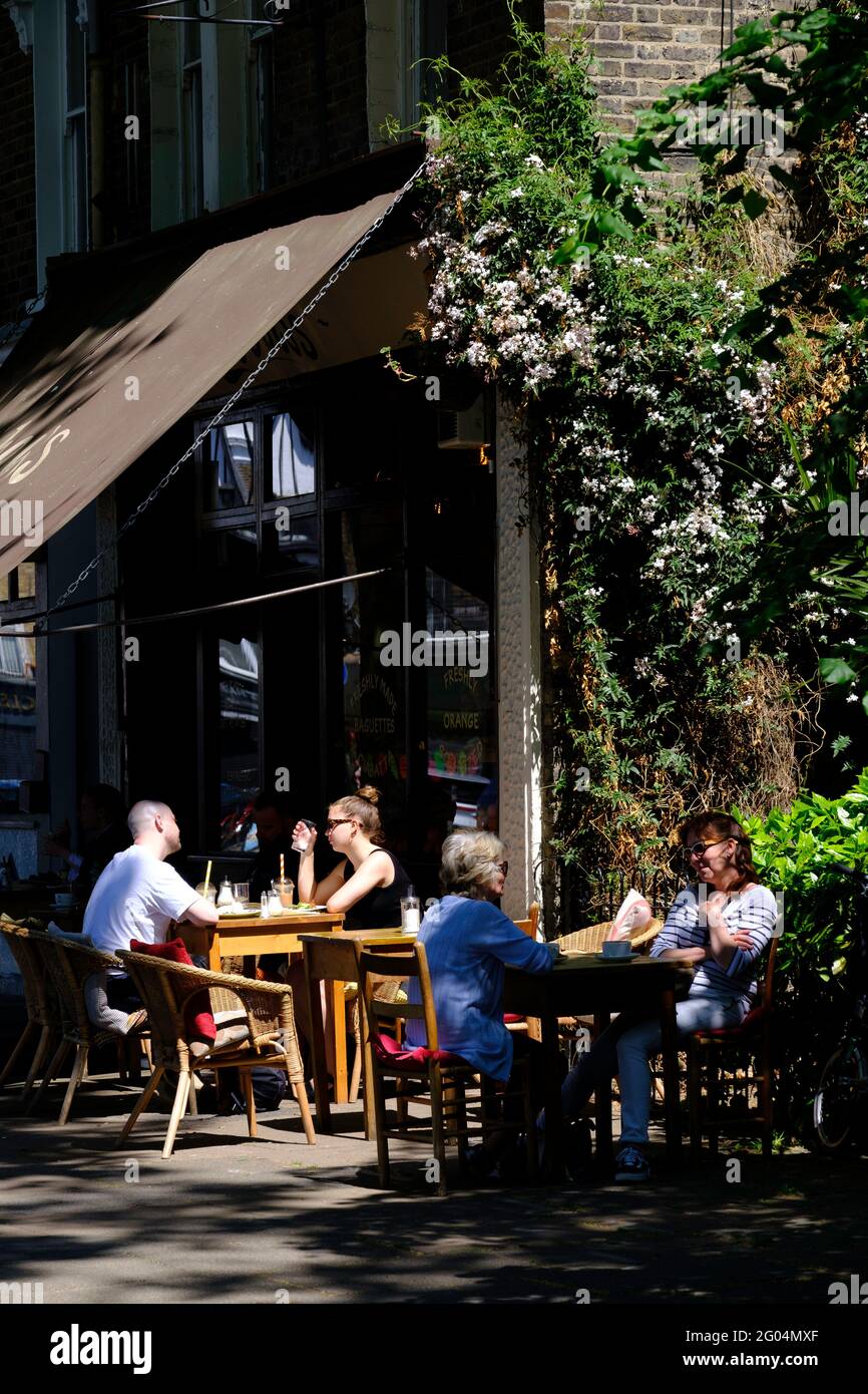 Negozi e caffè, Lauriston Road, Londra, Regno Unito Foto Stock