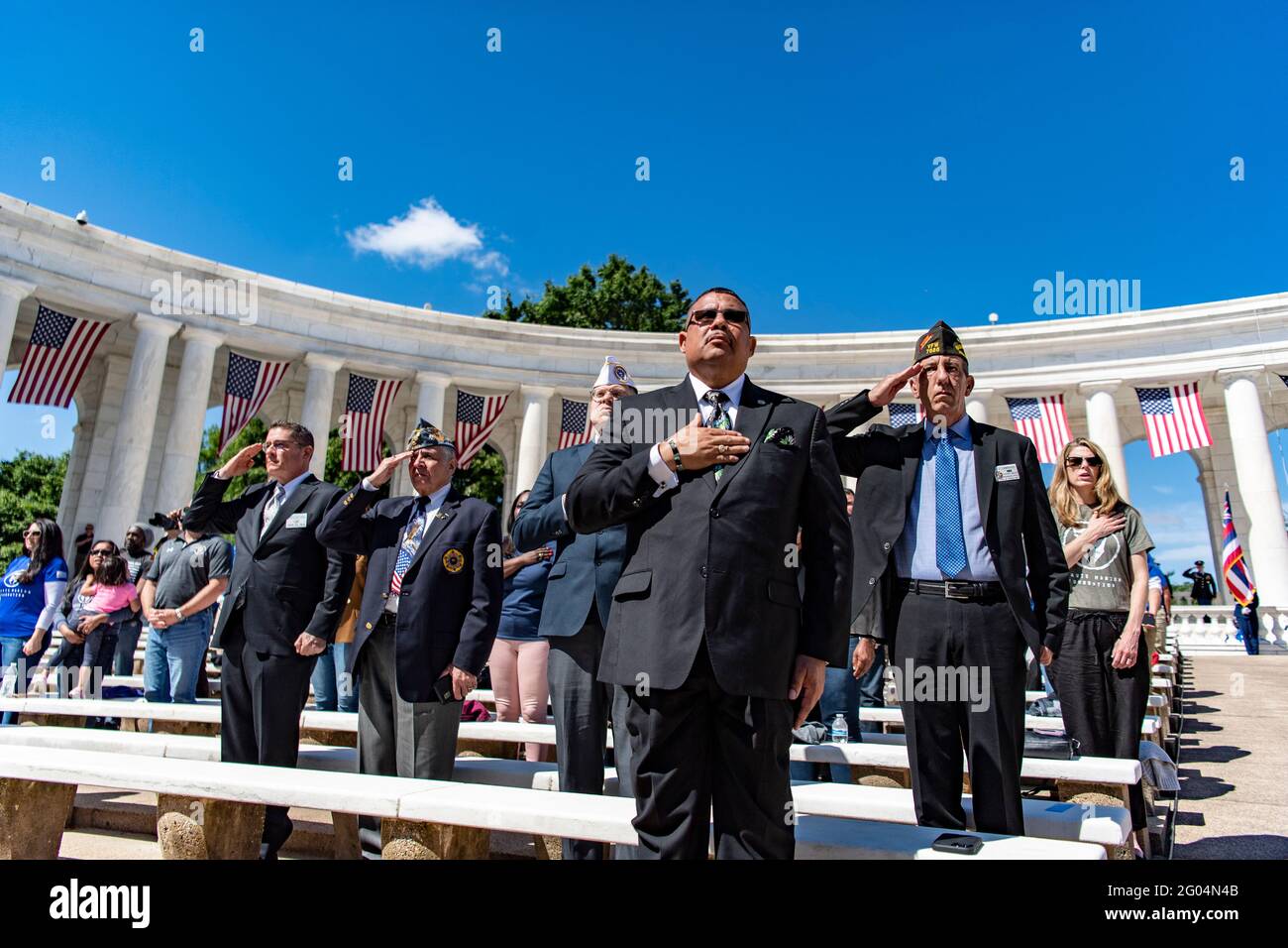 Arlington, Stati Uniti d'America. 31 maggio 2021. Gli ospiti e i veterani salutano durante l'osservanza del National Memorial Day presso il Memorial Amphitheatre Arlington National Cemetery, 31 maggio 2021, Arlington, Virginia. Credit: Planetpix/Alamy Live News Foto Stock