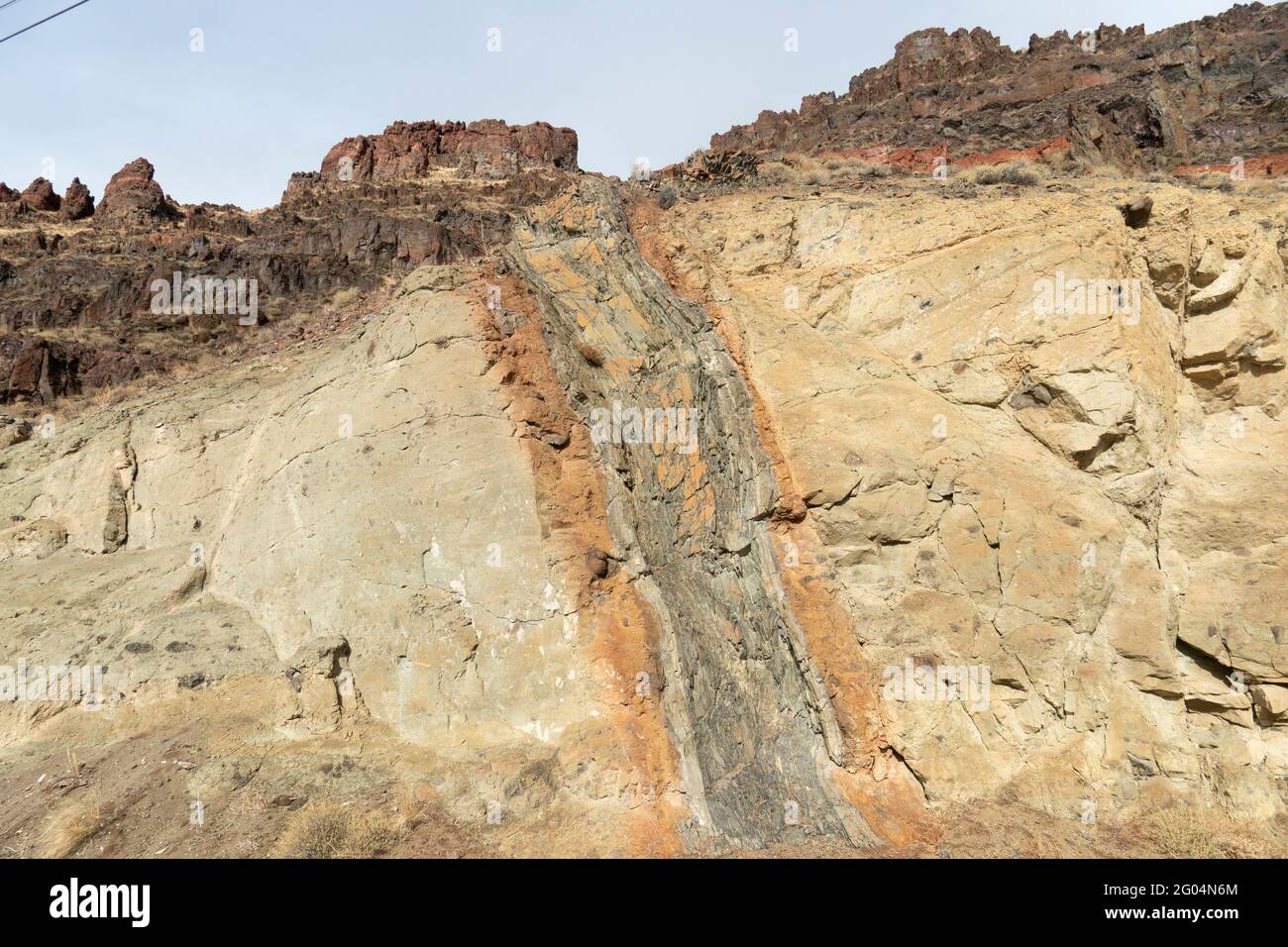 Dike basaltico che intromette depositi di Miocene lahar della formazione di Succor Creek, Oregon orientale, USA Foto Stock