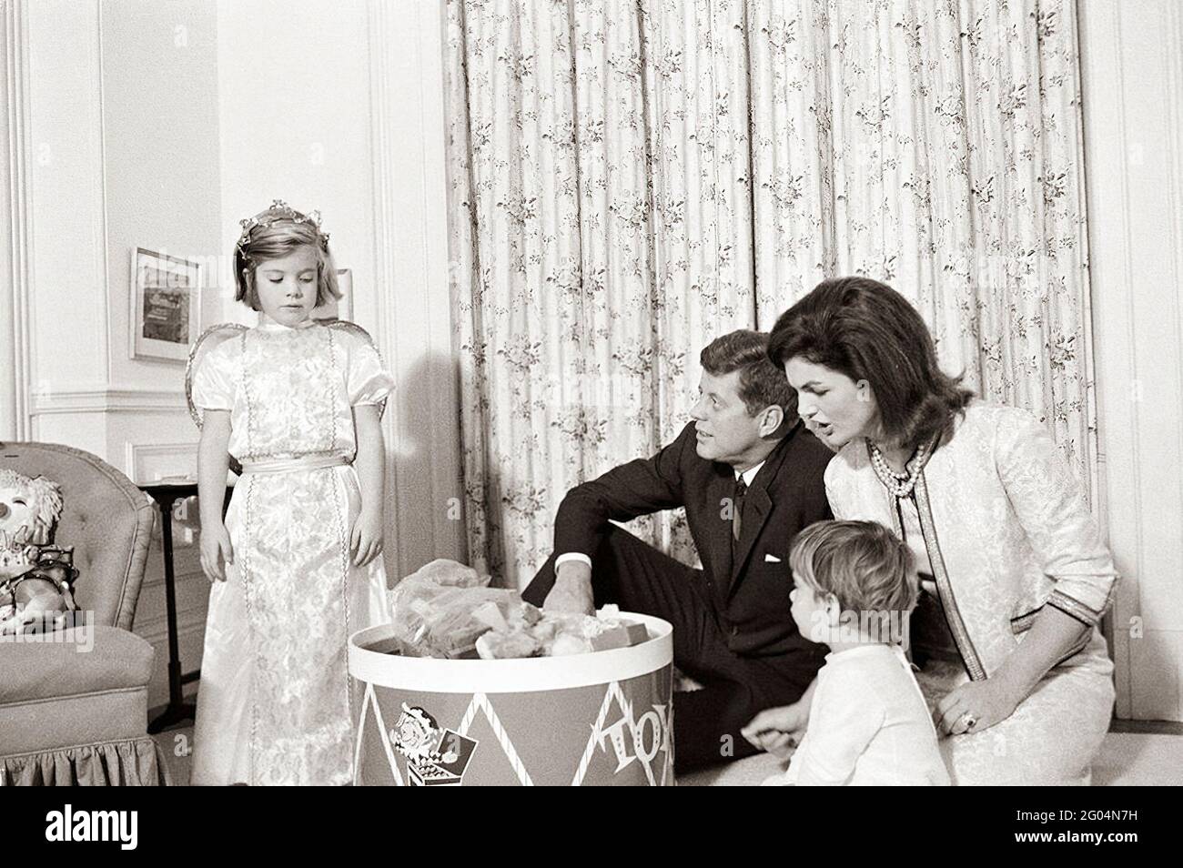 ST-A4-54-62 27 novembre 1962 Presidente Kennedy, First Lady Jacqueline  Kennedy (JBK), e bambini nella Casa Bianca Nursery. Si prega di credito  'Cecil Stoughton. Fotografie della Casa Bianca. John F. Kennedy  Presidential Library
