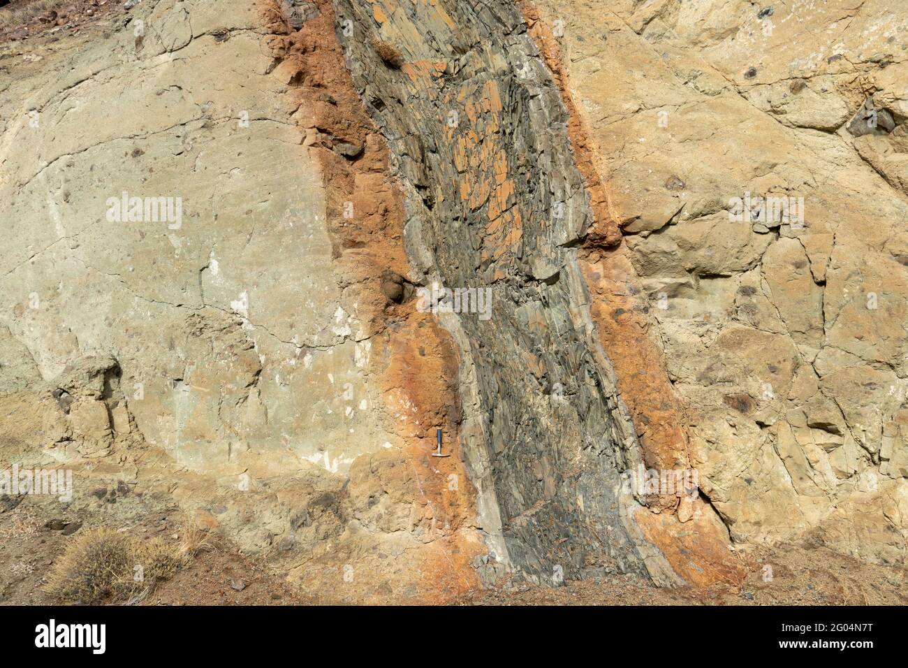 Dike basaltico che intromette depositi di Miocene lahar della formazione di Succor Creek, Oregon orientale, USA Foto Stock