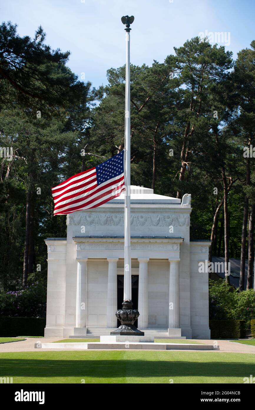 Brookwood, Regno Unito. 30 maggio 2021. La bandiera degli Stati Uniti vola a metà del personale in osservanza del Memorial Day di fronte al memoriale della cappella al Brookwood American Military Cemetery, 30 maggio 2021 a Brookwood, Surrey, Inghilterra. Brookwood è l'unico cimitero militare americano della prima guerra mondiale nelle isole britanniche e contiene le tombe di 468 morti di guerra americani. Credit: Planetpix/Alamy Live News Foto Stock