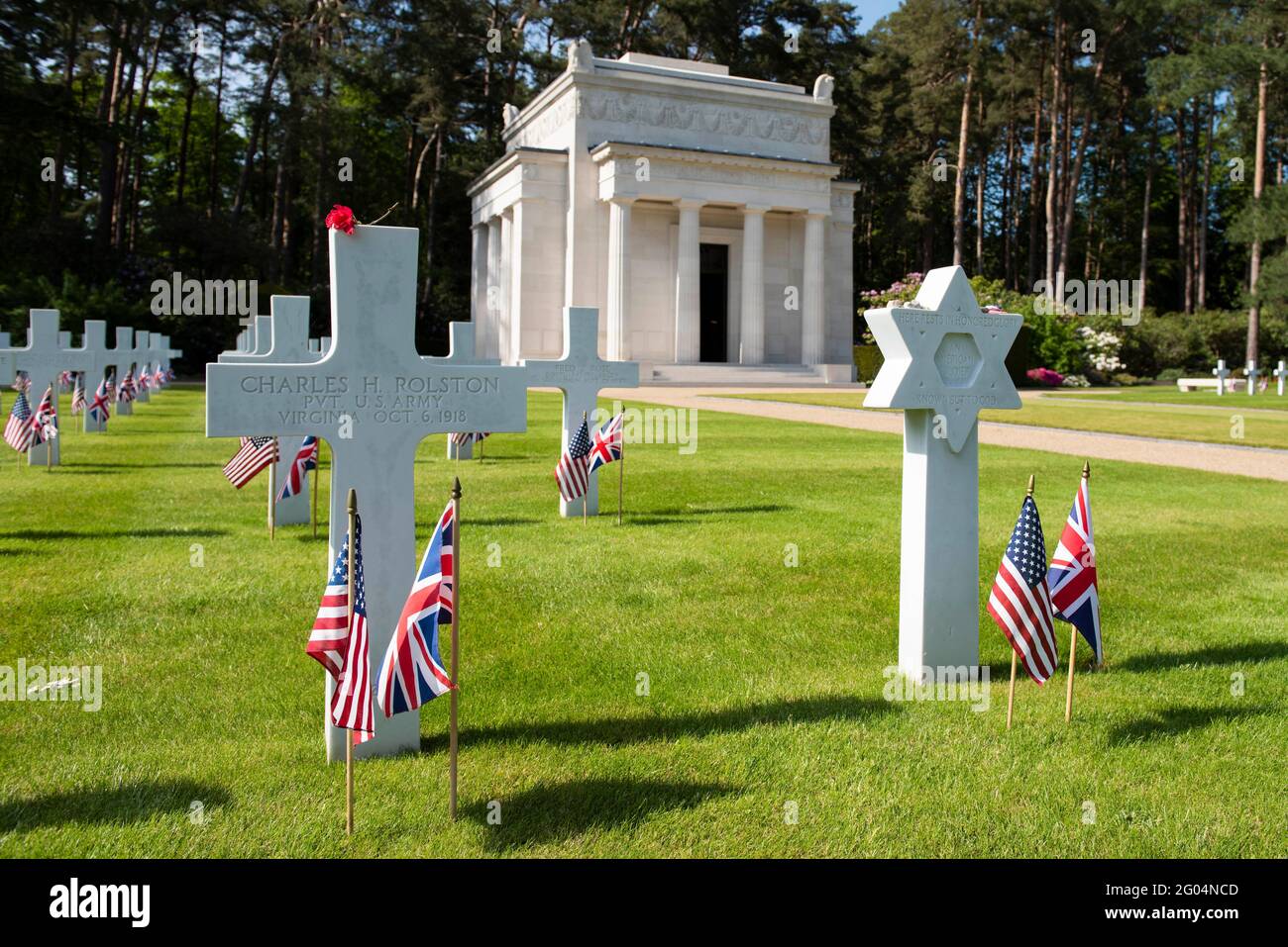 Brookwood, Regno Unito. 30 maggio 2021. Bandiere americane e britanniche segnano le tombe in osservanza del Memorial Day di fronte al memoriale della cappella al Brookwood American Military Cemetery, 30 maggio 2021 a Brookwood, Surrey, Inghilterra. Brookwood è l'unico cimitero militare americano della prima guerra mondiale nelle isole britanniche e contiene le tombe di 468 morti di guerra americani. Credit: Planetpix/Alamy Live News Foto Stock