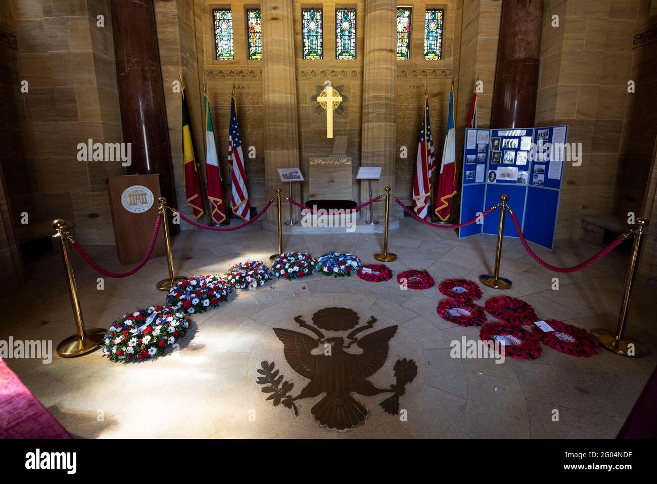 Brookwood, Regno Unito. 30 maggio 2021. Le corone commemorative vengono deposte in osservanza del Memorial Day all'interno del memoriale della cappella al Brookwood American Military Cemetery, 30 maggio 2021 a Brookwood, Surrey, Inghilterra. Brookwood è l'unico cimitero militare americano della prima guerra mondiale nelle isole britanniche e contiene le tombe di 468 morti di guerra americani. Credit: Planetpix/Alamy Live News Foto Stock