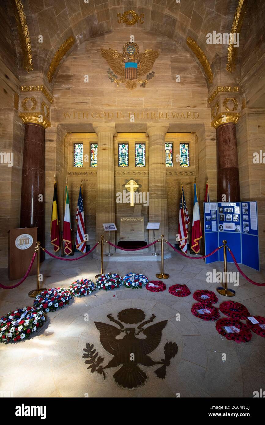 Brookwood, Regno Unito. 30 maggio 2021. Le corone commemorative vengono deposte in osservanza del Memorial Day all'interno del memoriale della cappella al Brookwood American Military Cemetery, 30 maggio 2021 a Brookwood, Surrey, Inghilterra. Brookwood è l'unico cimitero militare americano della prima guerra mondiale nelle isole britanniche e contiene le tombe di 468 morti di guerra americani. Credit: Planetpix/Alamy Live News Foto Stock