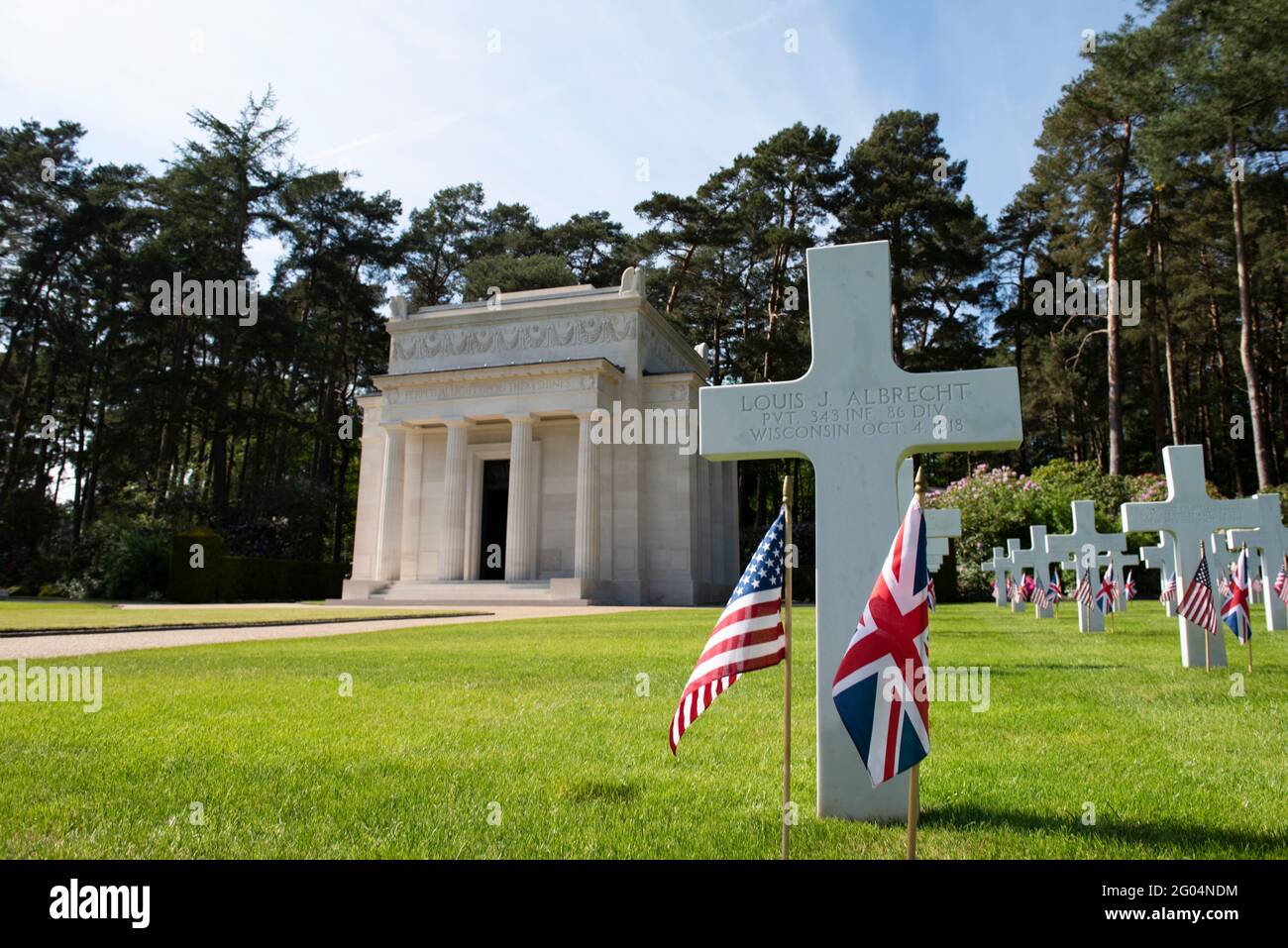 Brookwood, Regno Unito. 30 maggio 2021. Bandiere americane e britanniche segnano le tombe in osservanza del Memorial Day di fronte al memoriale della cappella al Brookwood American Military Cemetery, 30 maggio 2021 a Brookwood, Surrey, Inghilterra. Brookwood è l'unico cimitero militare americano della prima guerra mondiale nelle isole britanniche e contiene le tombe di 468 morti di guerra americani. Credit: Planetpix/Alamy Live News Foto Stock