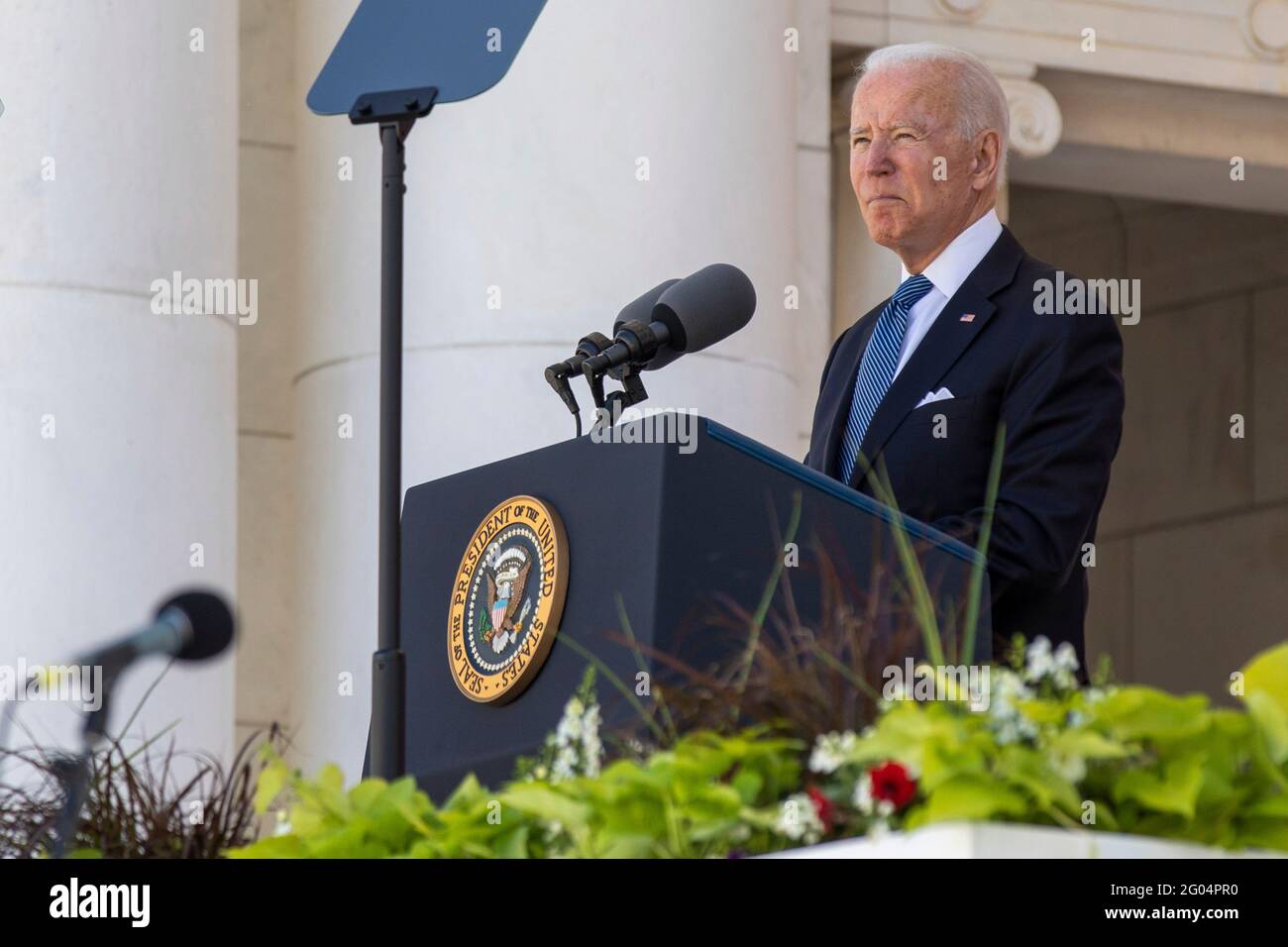 Arlington, Stati Uniti d'America. 31 maggio 2021. Il presidente degli Stati Uniti Joe Biden, ha pronunciato il suo discorso durante la commemorazione annuale del Memorial Day nel Memorial Amphitheatre presso il cimitero nazionale di Arlington il 31 maggio 2021, Arlington, Virginia. Credit: Planetpix/Alamy Live News Foto Stock