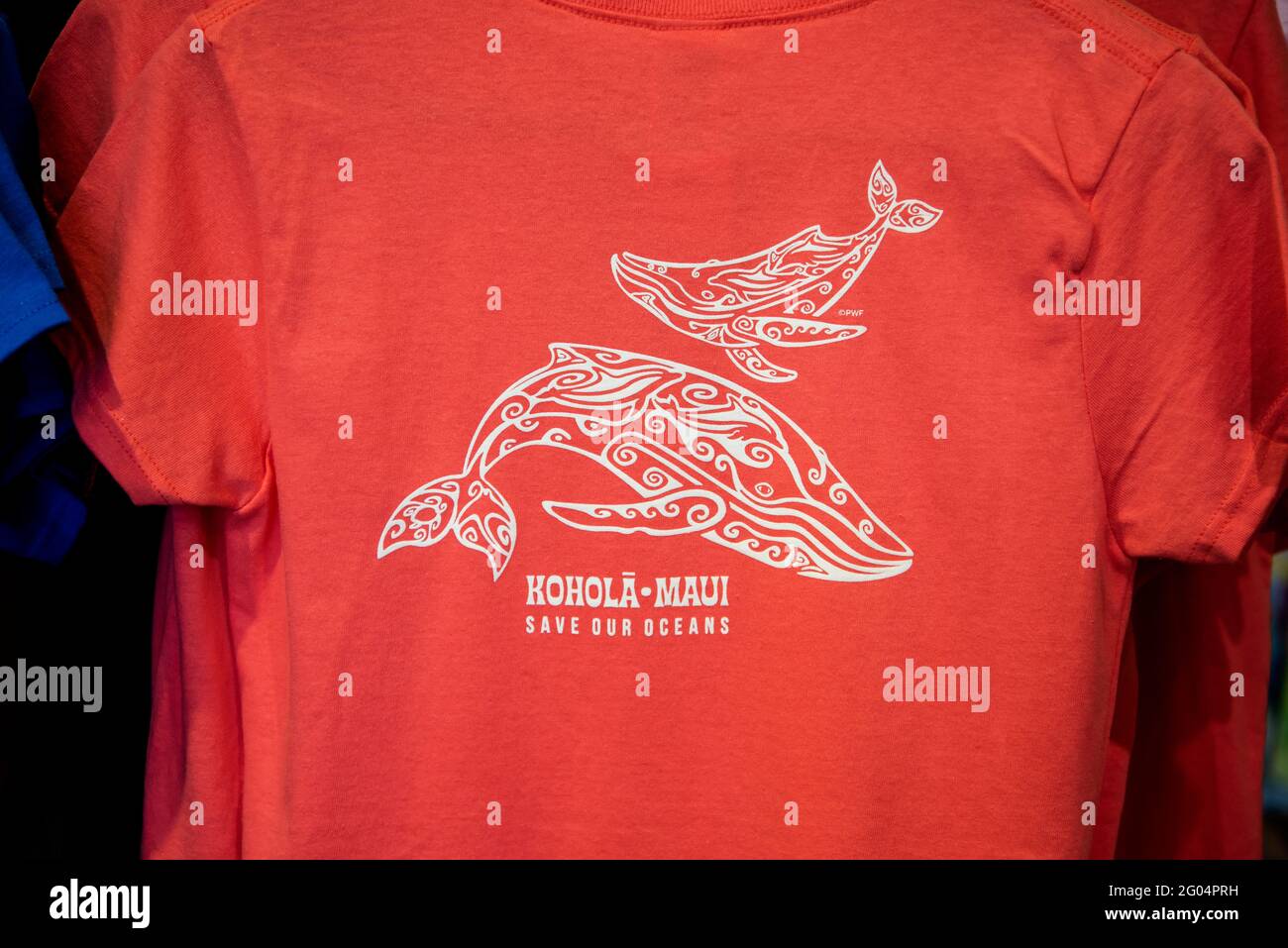 Lahaina, Maui, Hawaii. Mostra di T-shirt in un negozio locale con il logo Save our Oceans. Foto Stock