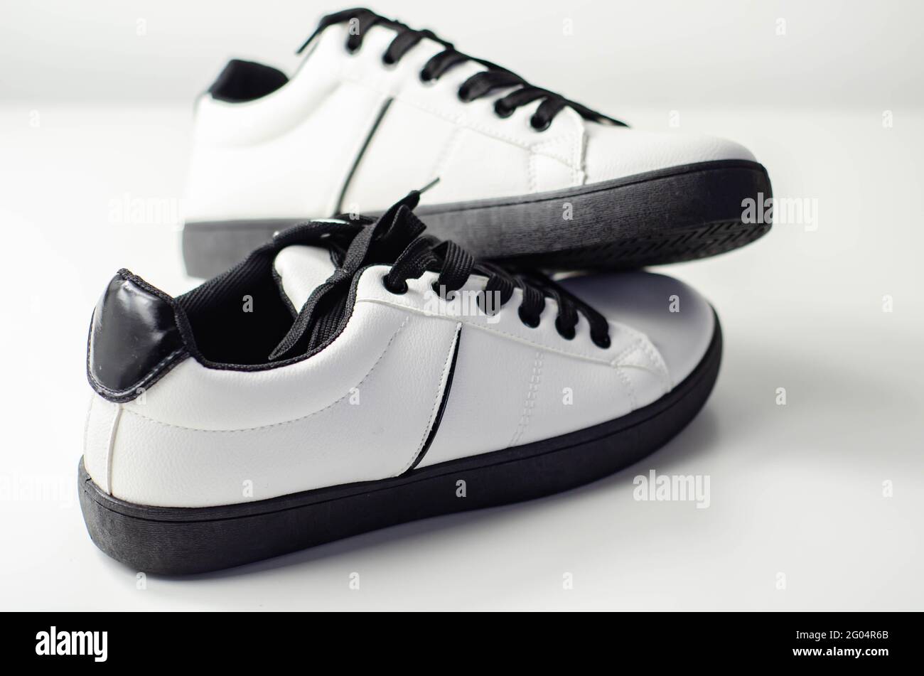 Sneaker bianche con lacci neri, scarpe sportive classiche, stile casual  Foto stock - Alamy