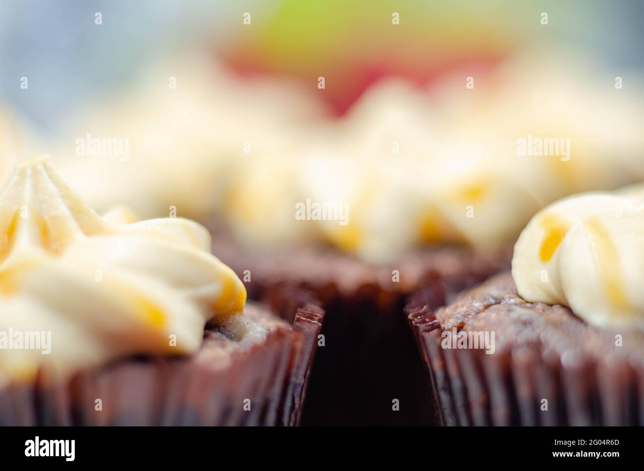 Cupcake al caramello salato, invitanti cupcake al cioccolato con glassatura  baileys sapore e caramello gocciole, dolci Foto stock - Alamy