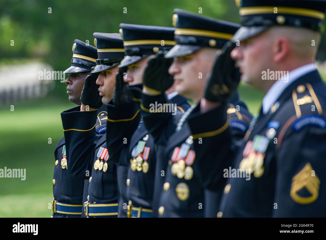 Arlington, Stati Uniti d'America. 31 maggio 2021. Le guardie d'onore dell'esercito degli Stati Uniti con la batteria presidenziale di Salute, reggimento di fanteria degli Stati Uniti 3d, rendono onore in osservanza del Memorial Day dalla base congiunta Myer Henderson Hall 31 maggio 2021 ad Arlington, Virginia. Credit: Planetpix/Alamy Live News Foto Stock