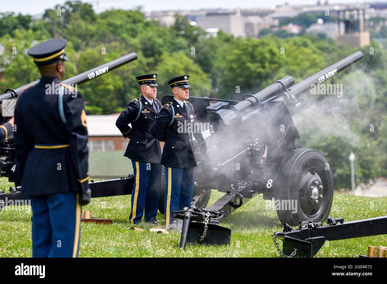 Arlington, Stati Uniti d'America. 31 maggio 2021. Le guardie d'onore dell'esercito degli Stati Uniti con la batteria presidenziale di Salute, reggimento di fanteria degli Stati Uniti 3d, sparano un saluto di 21 armi in osservanza del Memorial Day dalla base congiunta Myer Henderson Hall 31 maggio 2021 ad Arlington, Virginia. Credit: Planetpix/Alamy Live News Foto Stock