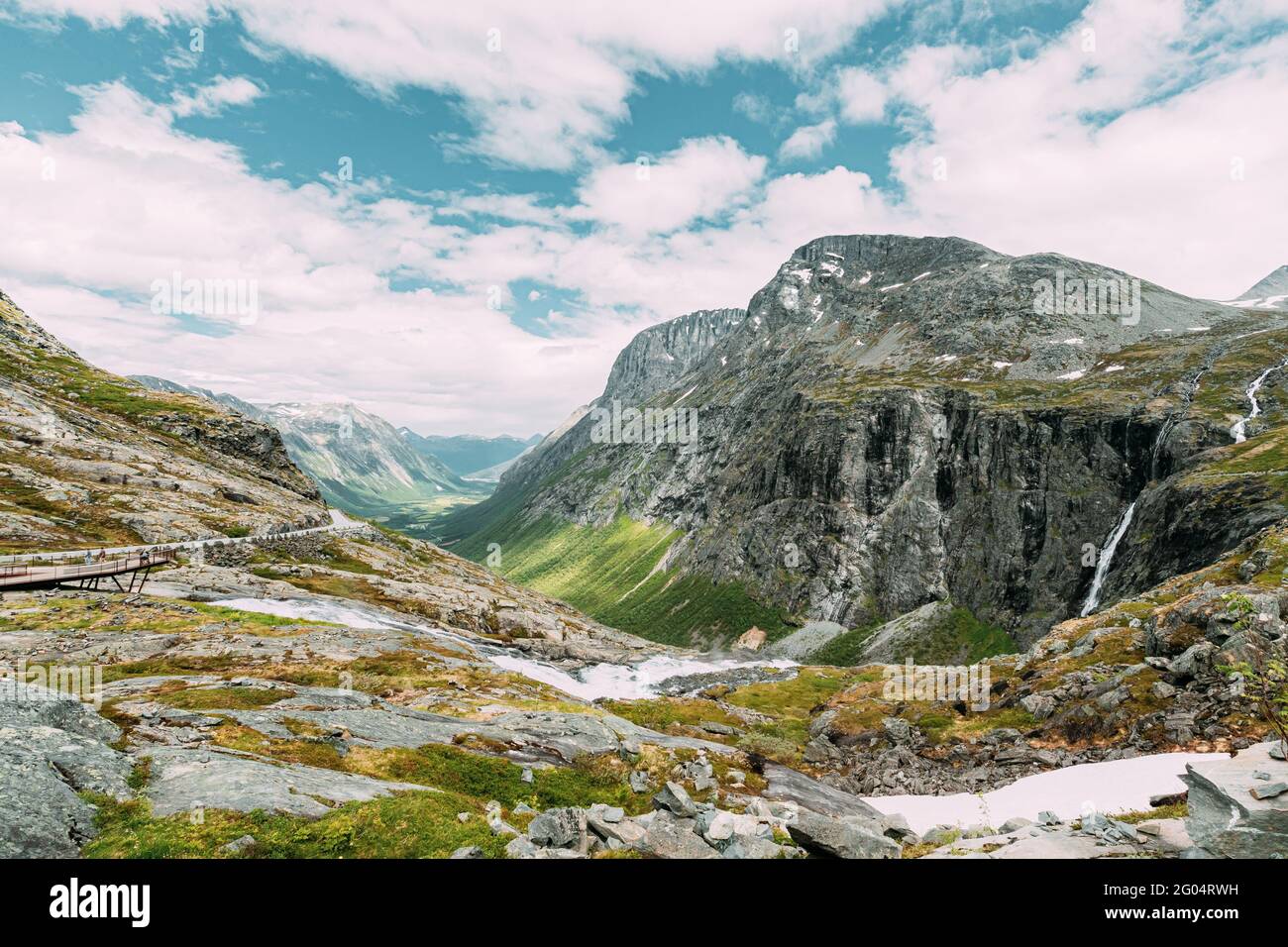 Trollstigen, Andalsnes, Norvegia. Cascate di Stigfossen vicino alla famosa Mountain Road Trollstigen. Luogo di riferimento norvegese e destinazione popolare. Norvegese Foto Stock
