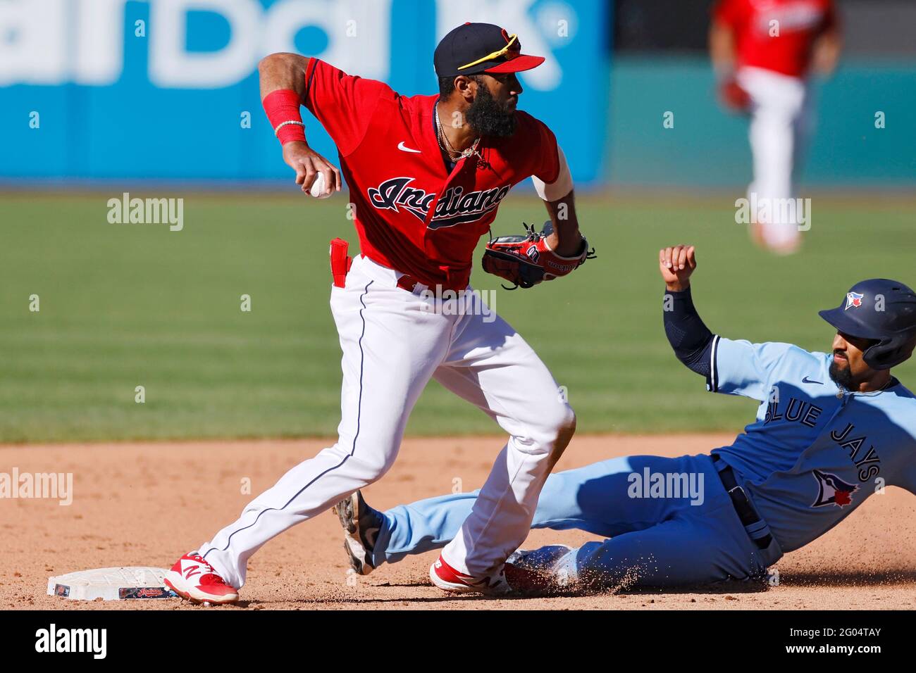 CLEVELAND, OH - 30 maggio: Amed Rosario (1) degli Indiani di Cleveland gira un doppio gioco davanti alla diapositiva di Marcus Semien (10) del Toronto Blue Jay Foto Stock