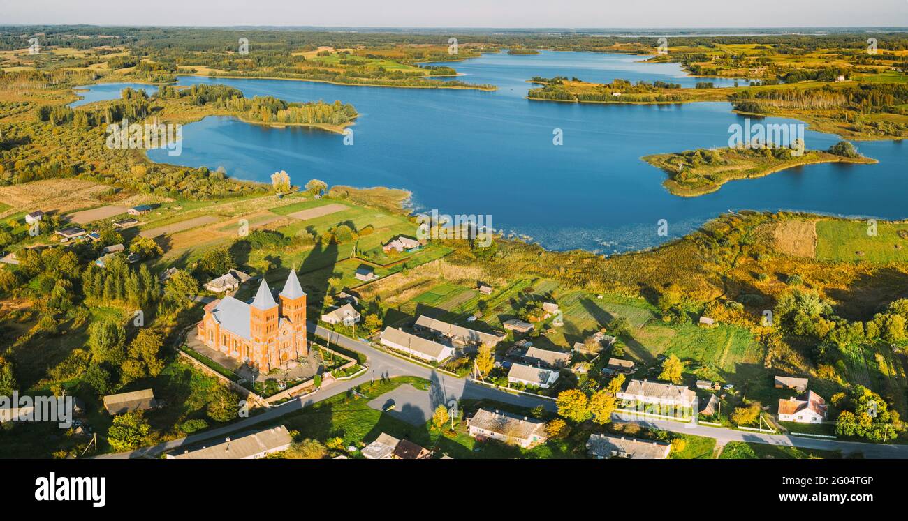 Ikazn, distretto di Braslaw, Vitebsk Voblast, Bielorussia. Veduta aerea della Chiesa del corpo di Dio Foto Stock