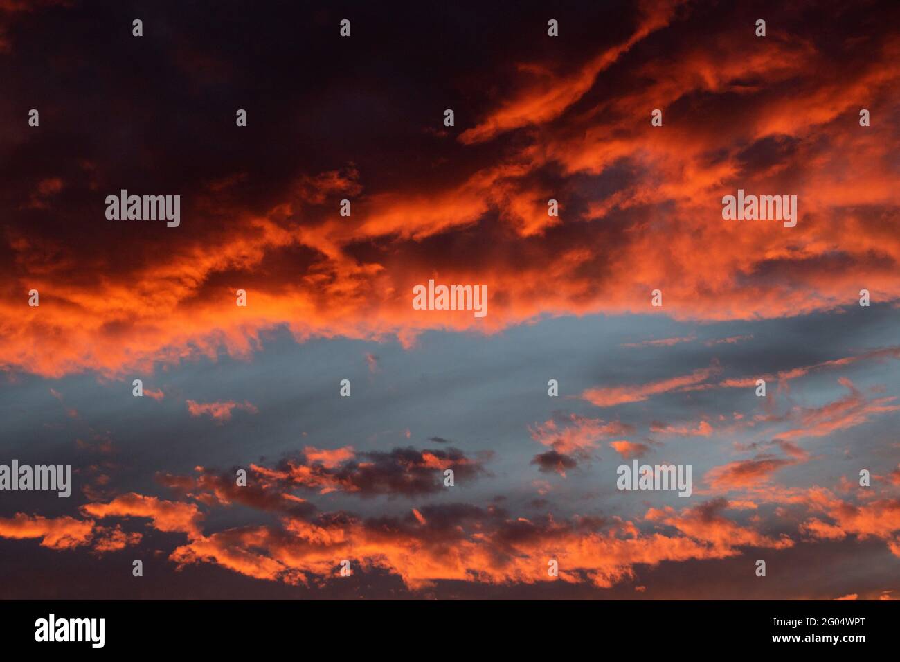 Un tramonto sorprendente illumina la collezione di motivi nuvolari unici sulla San Joaquin Valley della California, Merced County. Foto Stock