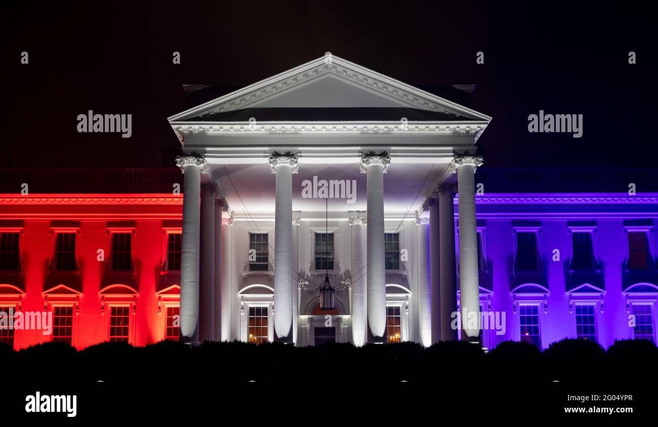 La Casa Bianca Nord Portico è illuminata in rosso-bianco e blu luci Sabato sera, 4 luglio 2020, durante il saluto per l'America 2020, 4 luglio celebrazione Foto Stock