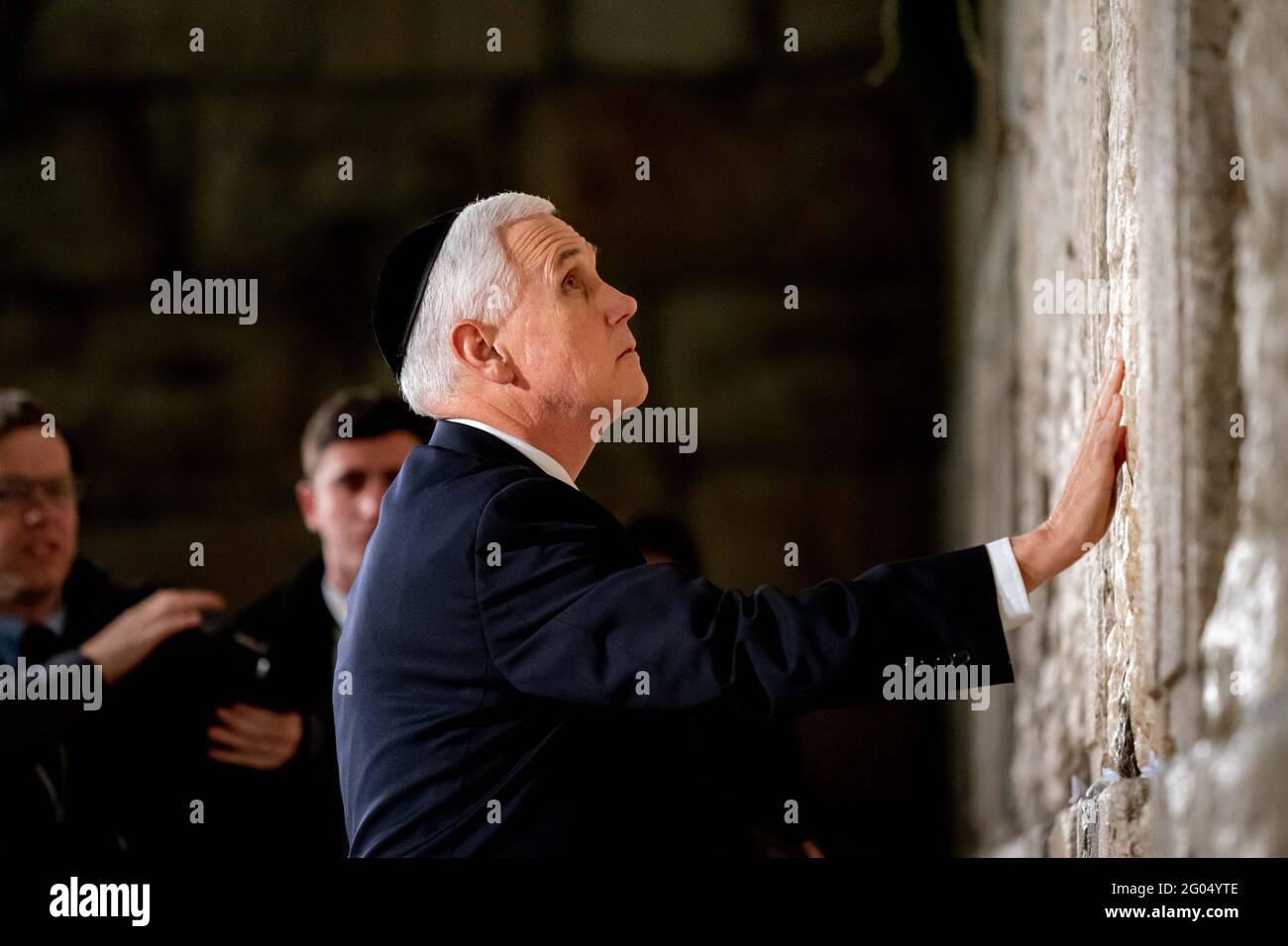 Il Vice Presidente Mike Pence prega giovedì 23 gennaio 2020 presso il Muro Occidentale di Gerusalemme Foto Stock