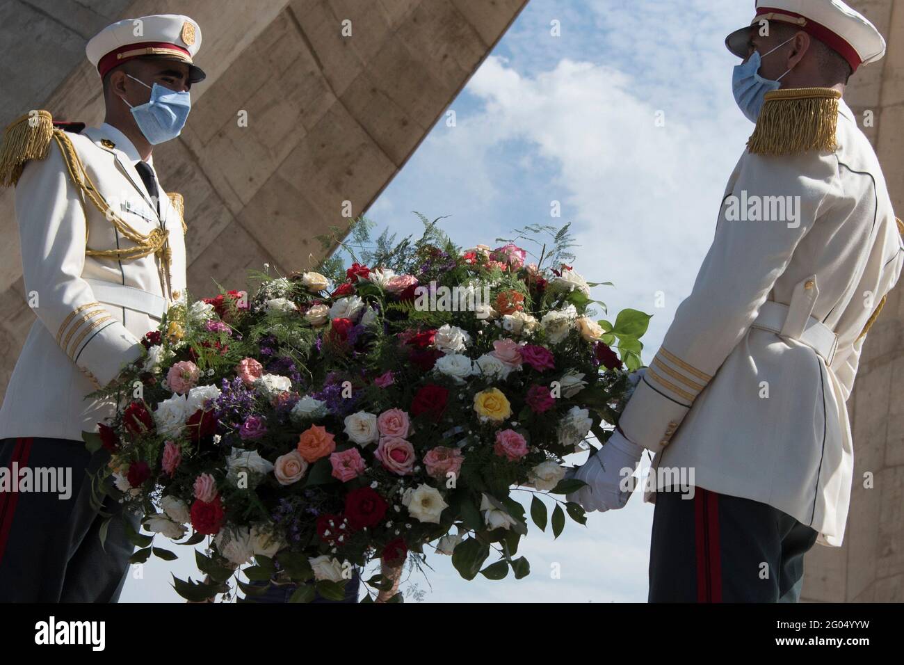 Reportage: Il Segretario della Difesa, il Dr. Mark T. Esper, depone una corona al Monumento del Martire, Algeri, Algeria, 1 ottobre 2020. Foto Stock