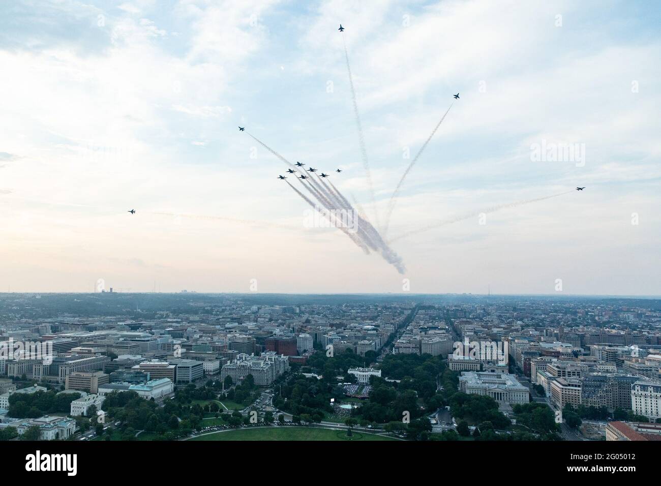 U.S. Air Force Thunderbirds esegue un Delta Burst Unito dagli Stati Uniti Navy Blue Angels sopra la Casa Bianca Sabato sera, 4 luglio 2020, durante il saluto per l'America 2020, il 4 luglio alla celebrazione della Casa Bianca Foto Stock