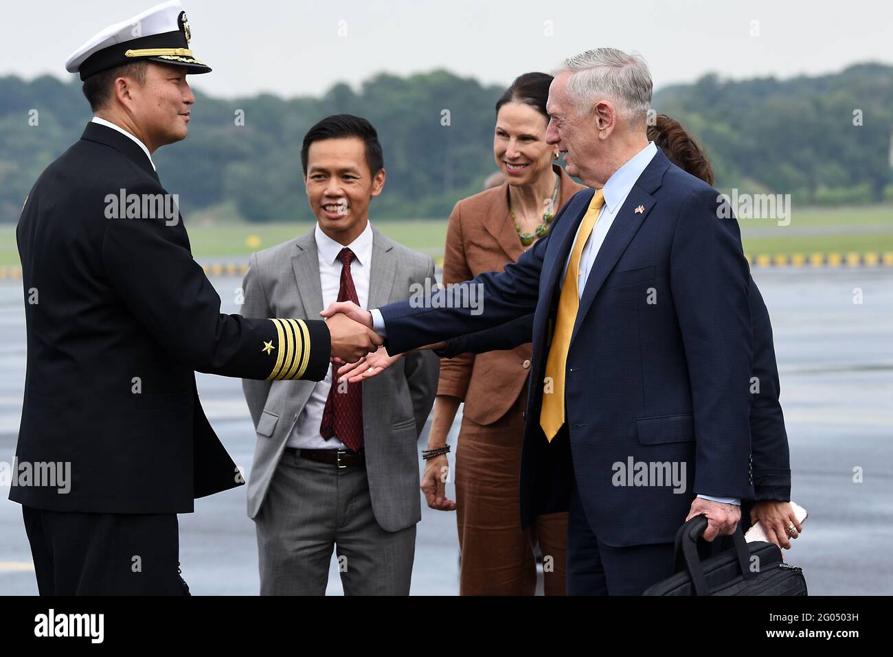 Reportage: Il Segretario della Difesa degli Stati Uniti James N. Mattis arriva a Singapore in vista di un incontro dei ministri della Difesa dell'ASEAN-Plus, 17 ottobre 2018. Foto Stock