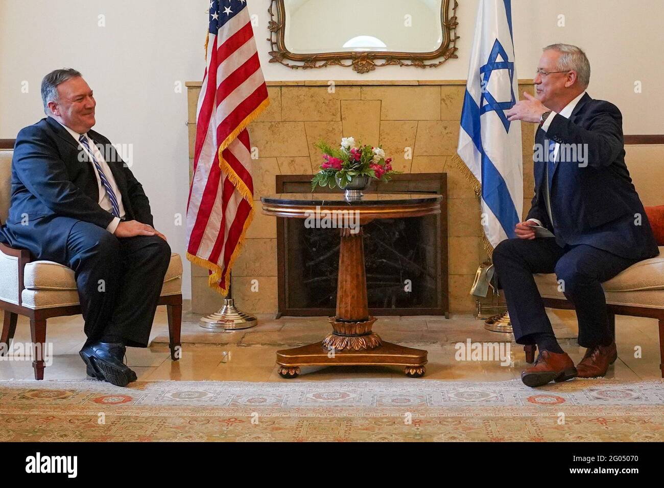 Il Segretario di Stato americano Michael R. Pompeo incontra il Presidente israeliano della Knesset Benjamin Gantz, in Israele il 13 maggio 2020. Foto Stock