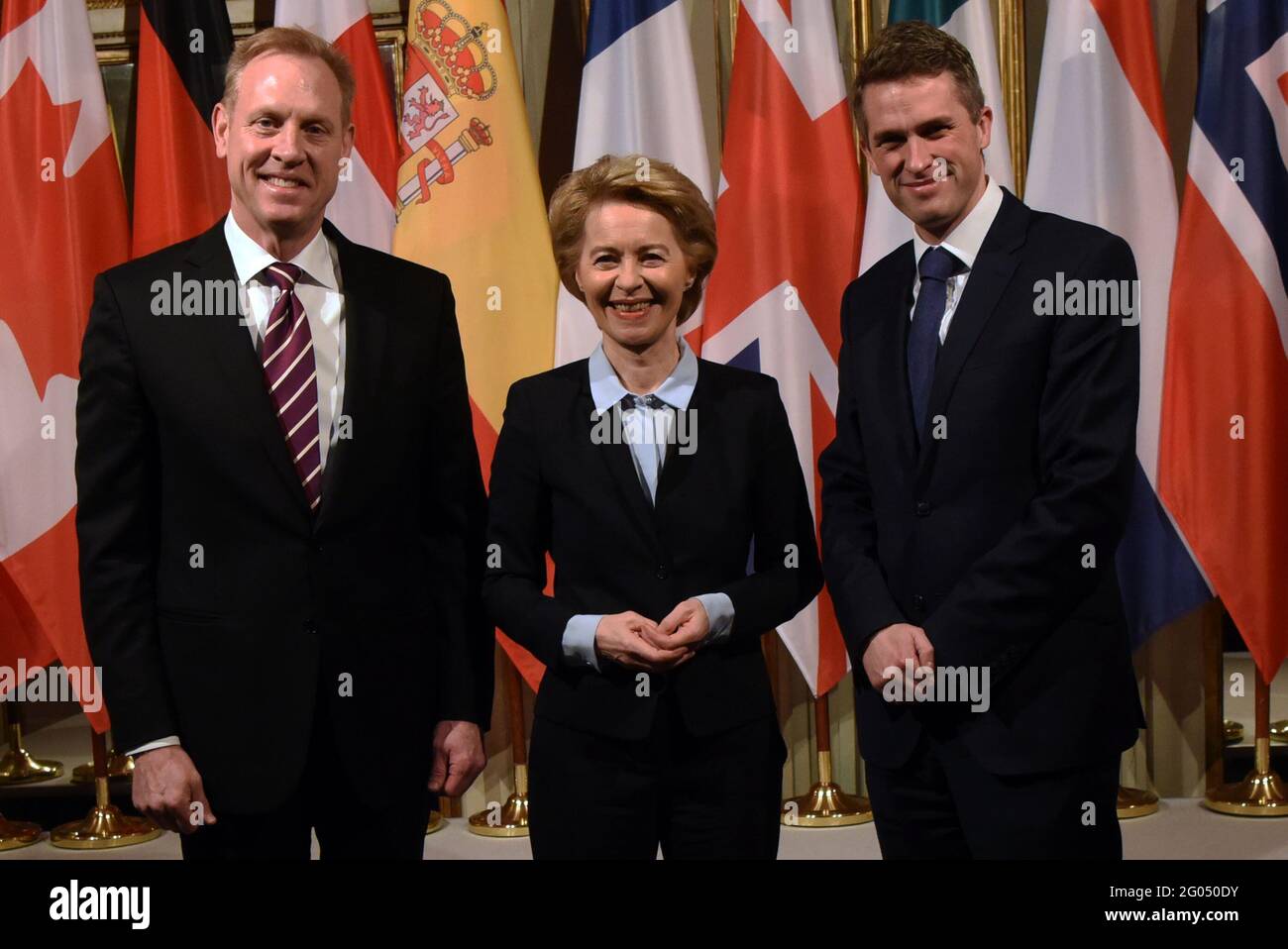 Reportage: Il Segretario della Difesa statunitense Patrick M. Shanahan, il Ministro della Difesa tedesco Ursula von der Leyen e il Ministro della Difesa britannico Gavin Williamson sono visti all'inizio di un ministeriale di sconfitta-ISIS, Monaco, Germania, 15 febbraio 2019. Foto Stock