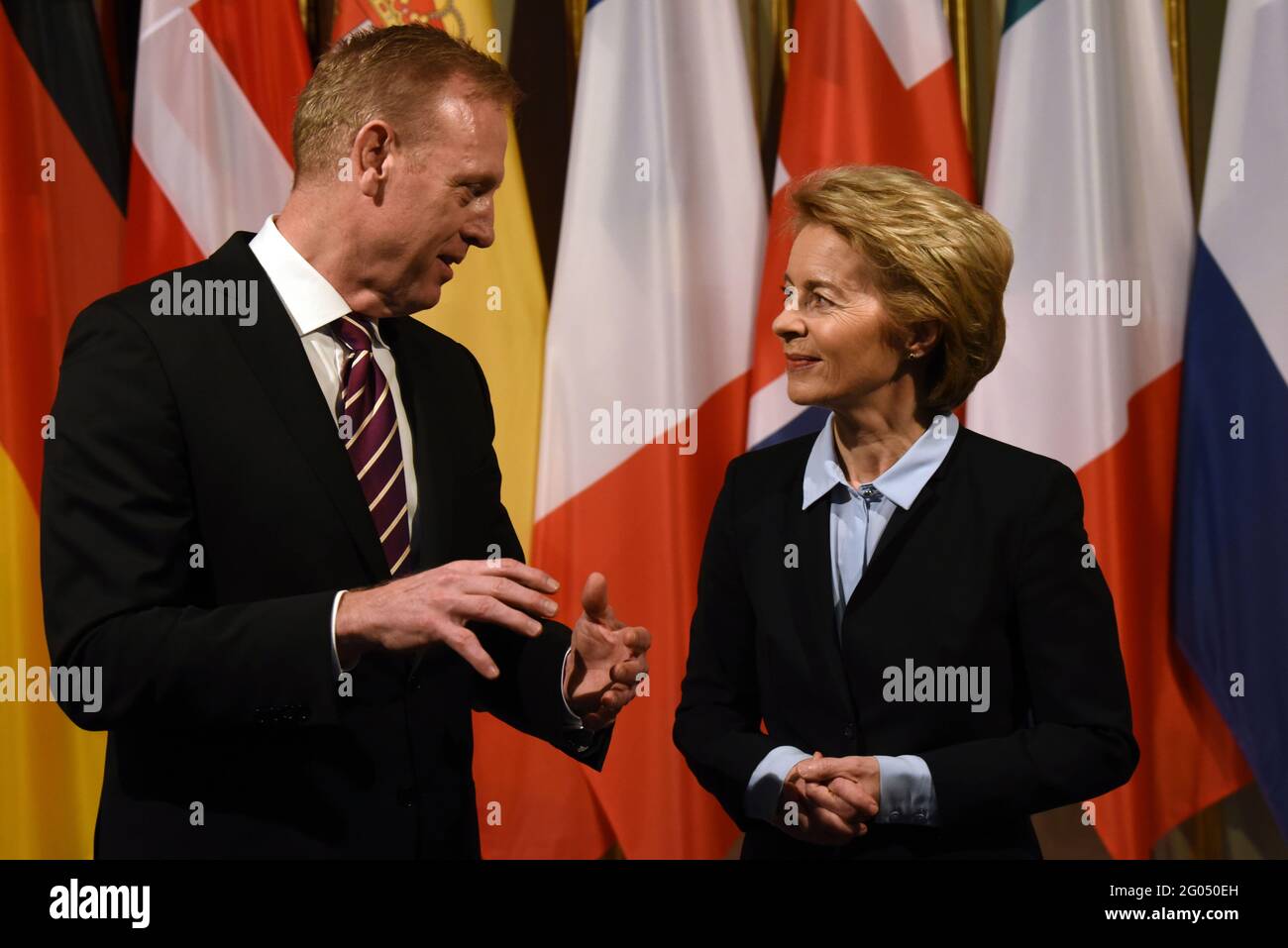 Reportage: Il Segretario della Difesa statunitense Patrick M. Shanahan parla con il Ministro della Difesa tedesco Ursula von der Leyen prima di aprire un ministero della difesa contro l'ISIS, Monaco, Germania, 15 febbraio 2019. Foto Stock