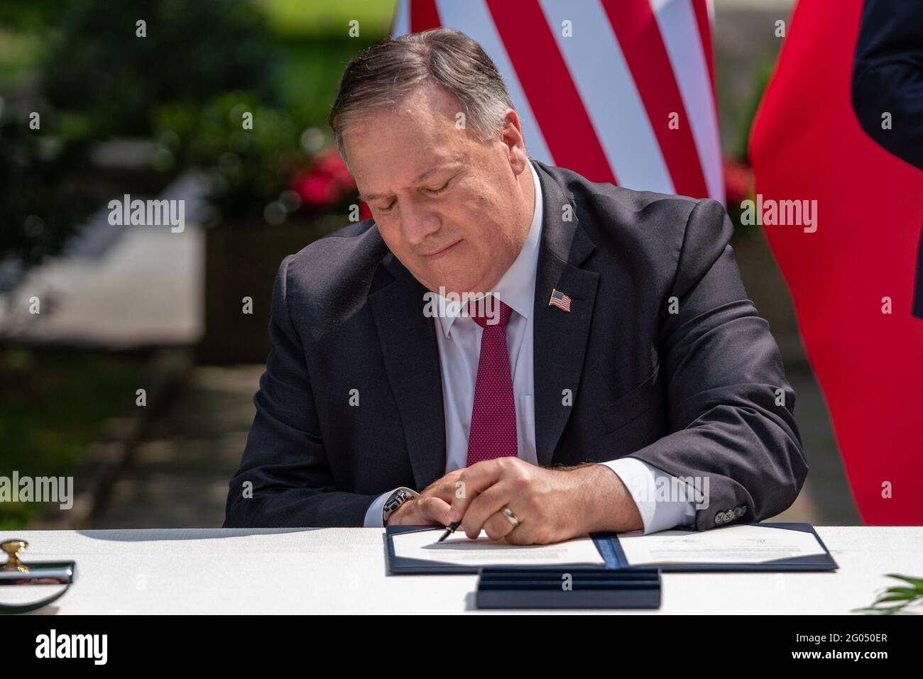 Il Segretario di Stato Michael R. Pompeo e il Ministro degli Esteri sloveno Anze Logar firmano una Dichiarazione congiunta del 5G a Bled, Slovenia, il 13 agosto 2020 Foto Stock