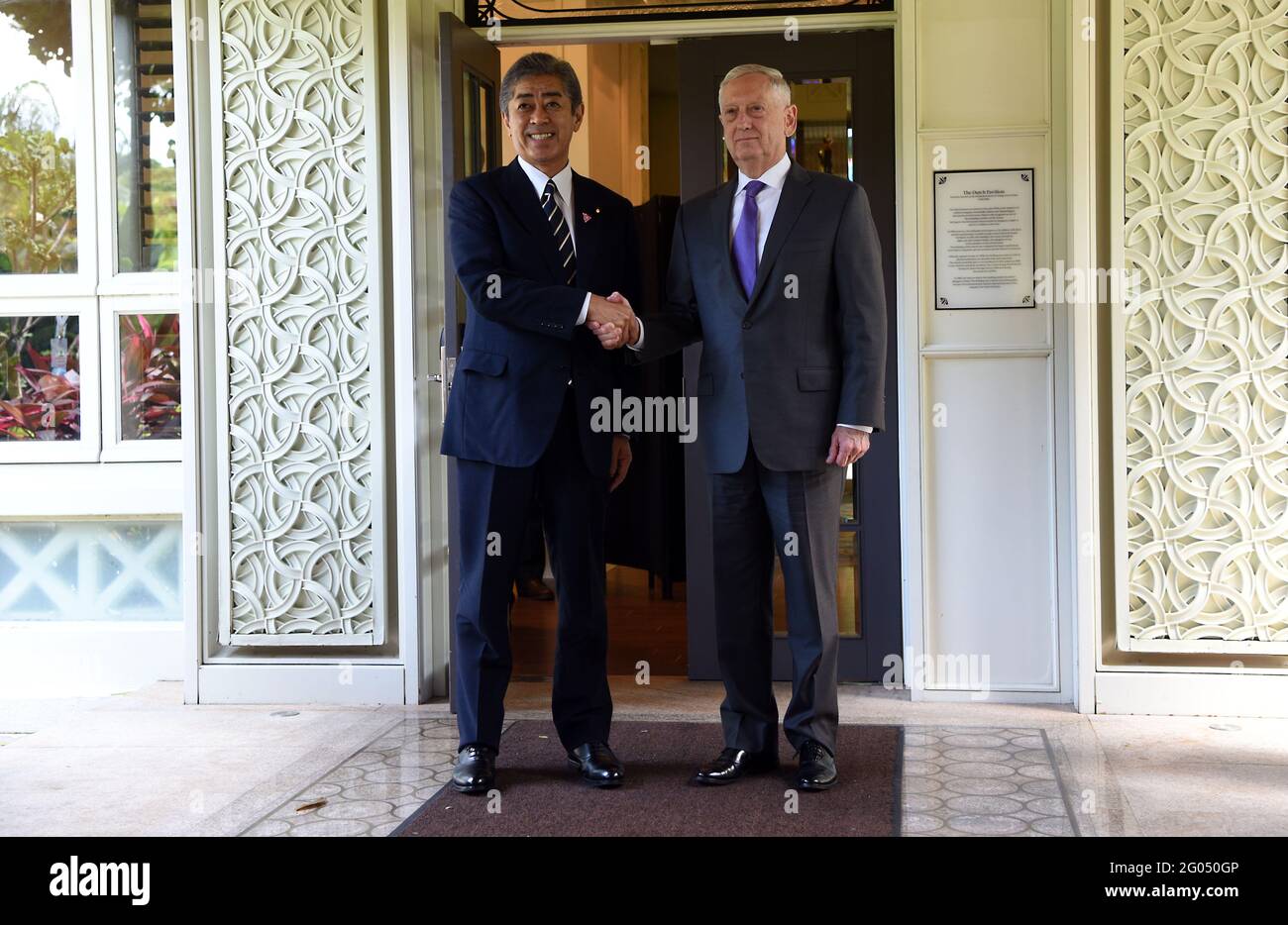 Reportage: Il Segretario della Difesa degli Stati Uniti James Mattis e il Ministro della Difesa del Giappone Takeshi Iwaya concludono un incontro bilaterale al Meeting dei Ministri della Difesa dell'ASEAN, Singapore, 19 ottobre 2018. Foto Stock