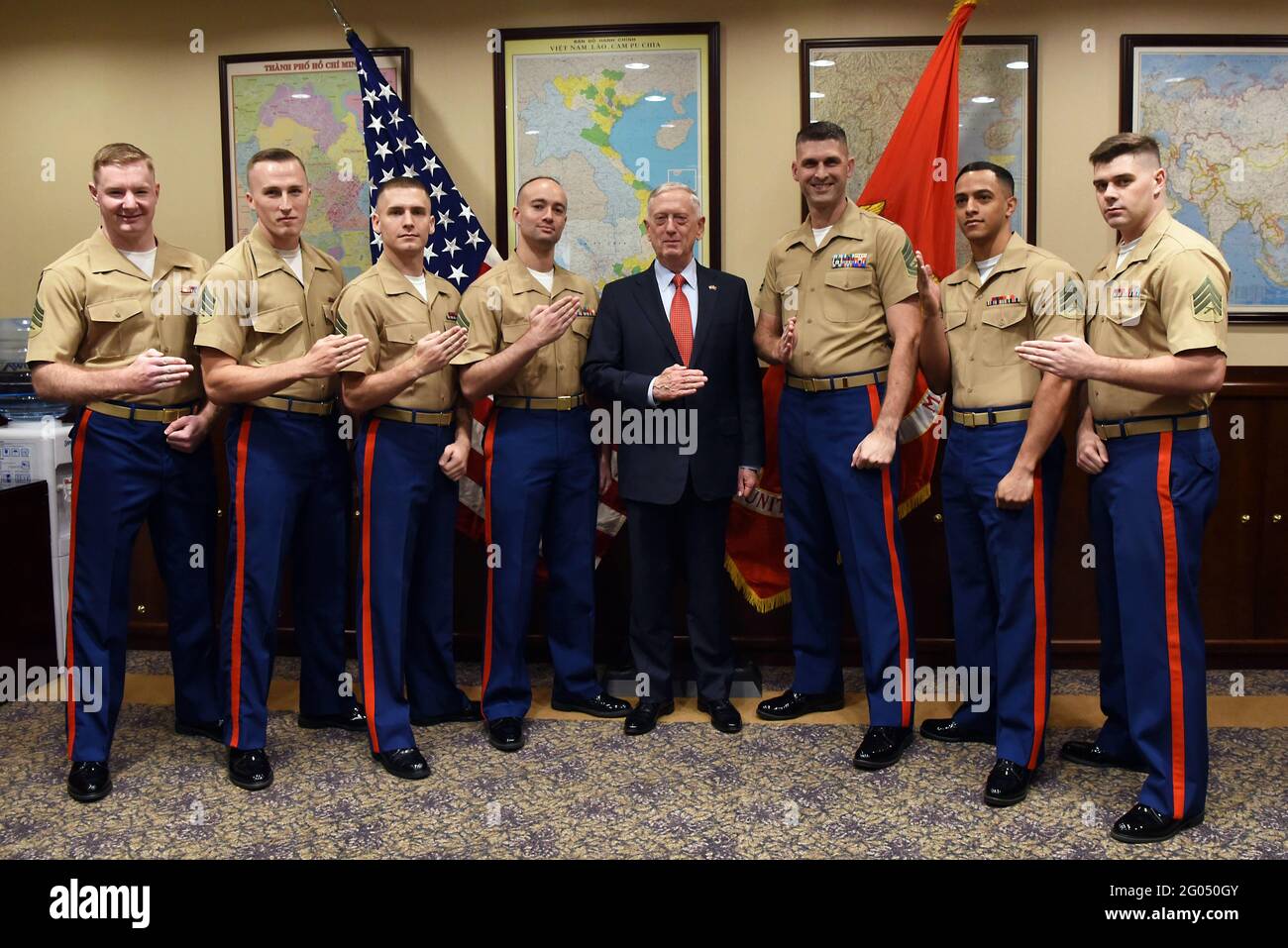 Reportage: Il Segretario della Difesa degli Stati Uniti James N. Mattis incontra i Marines degli Stati Uniti e pone per una foto “knifehand†al Consolato degli Stati Uniti a ho Chi Minh City, Vietnam, 16 ottobre 2018. Foto Stock