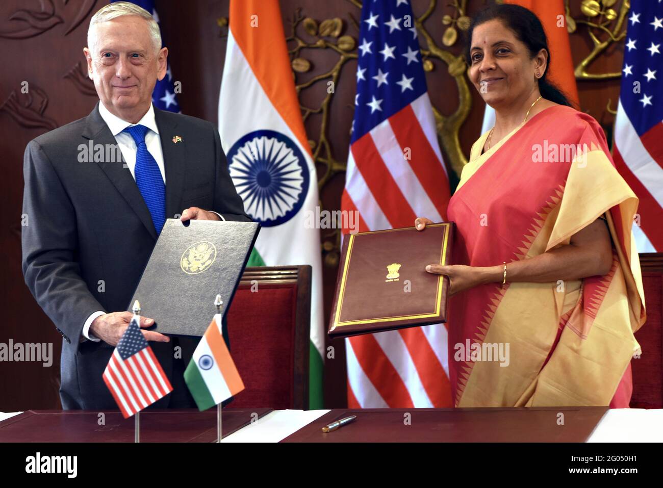 Reportage: Il Segretario della Difesa statunitense James N. Mattis e il Ministro della Difesa indiano Nirmala Sitharaman firmano l'accordo di compatibilità e sicurezza delle comunicazioni (COMCASA) tra gli Stati Uniti e l'India, presso il Ministero degli Affari Esteri Jawaharlal Nehru Bhawan, New Delhi, India, 6 settembre 2018. L'accordo rafforzerà l'interoperabilità e agevolerà l'accesso dell'India ai sistemi di difesa avanzati. Foto Stock