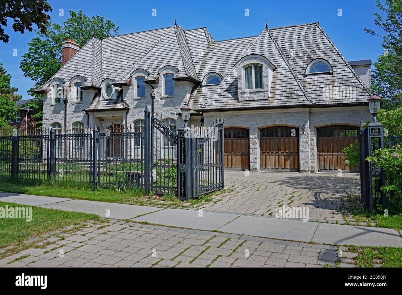 grande casa con garage triplo e tetto di tegole di cedro Foto Stock