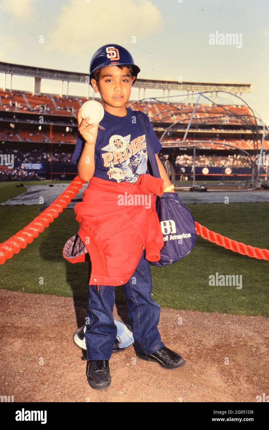 Giovane appassionato di baseball che tiene un baseball sul campo al Jack Murphy Stadium -- Please credito fotografo Kirk Schlea Foto Stock