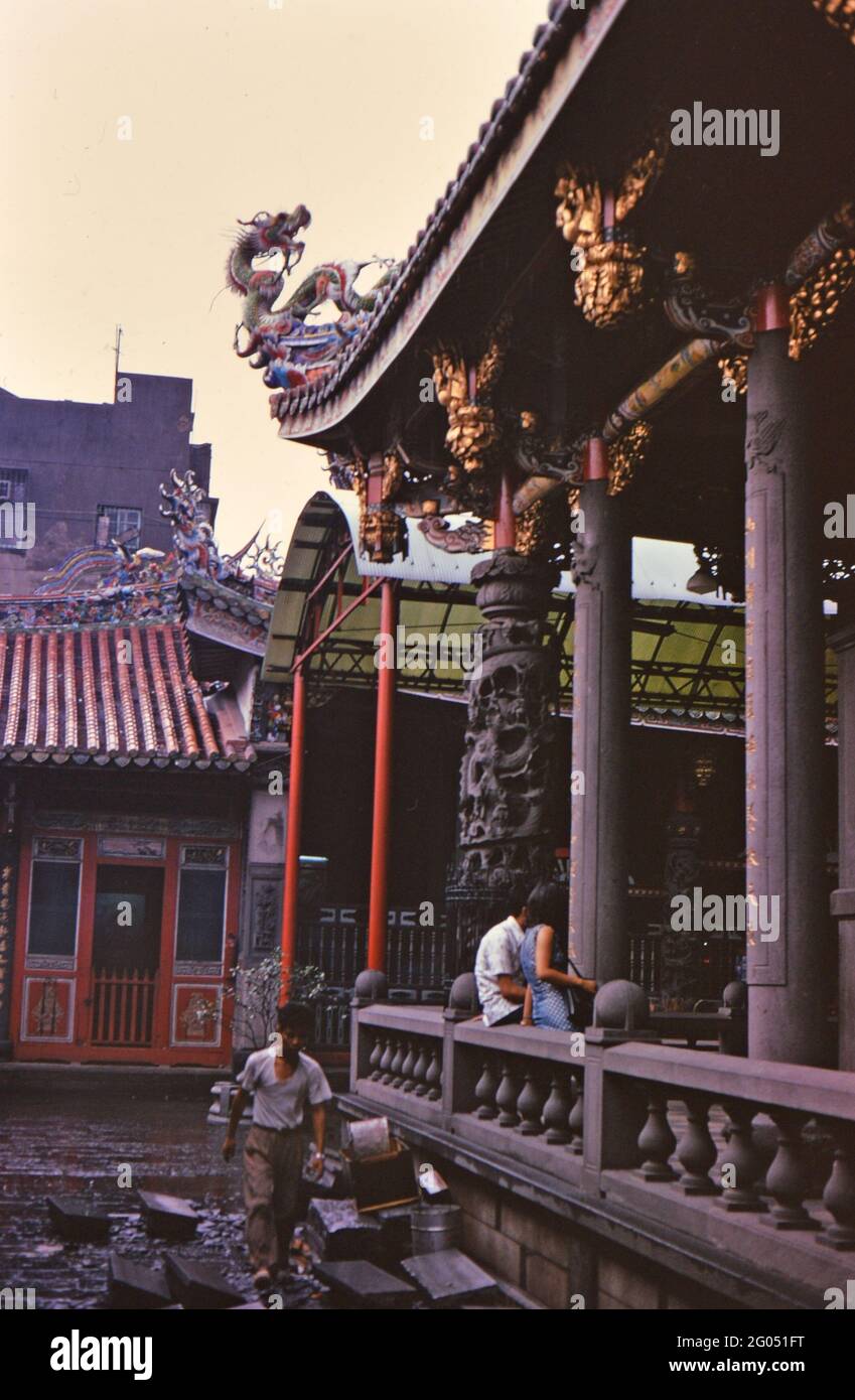 I turisti che visitano il Tempio di Bangka Lungshan nella Citta' di Taipei Taiwan ca. 1973 Foto Stock