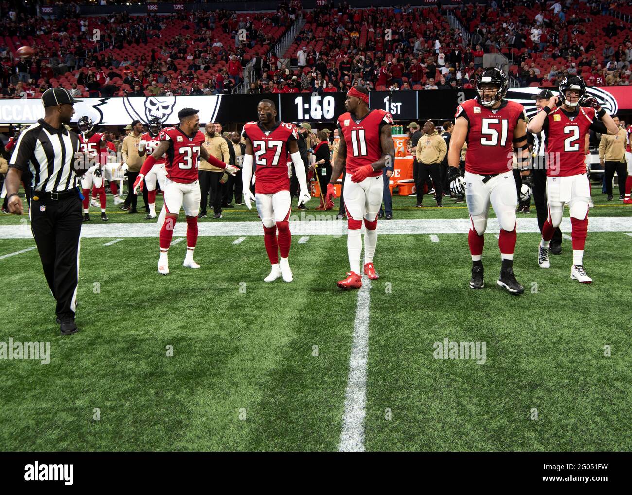 Reportage: Il Segretario della Difesa Mark T. Esper partecipa al NFLâ€™s Atlanta Falcons contro Tampa Bay Buccaneers saluto al gioco di servizio, Atlanta, Georgia, 24 novembre 2019. Foto Stock
