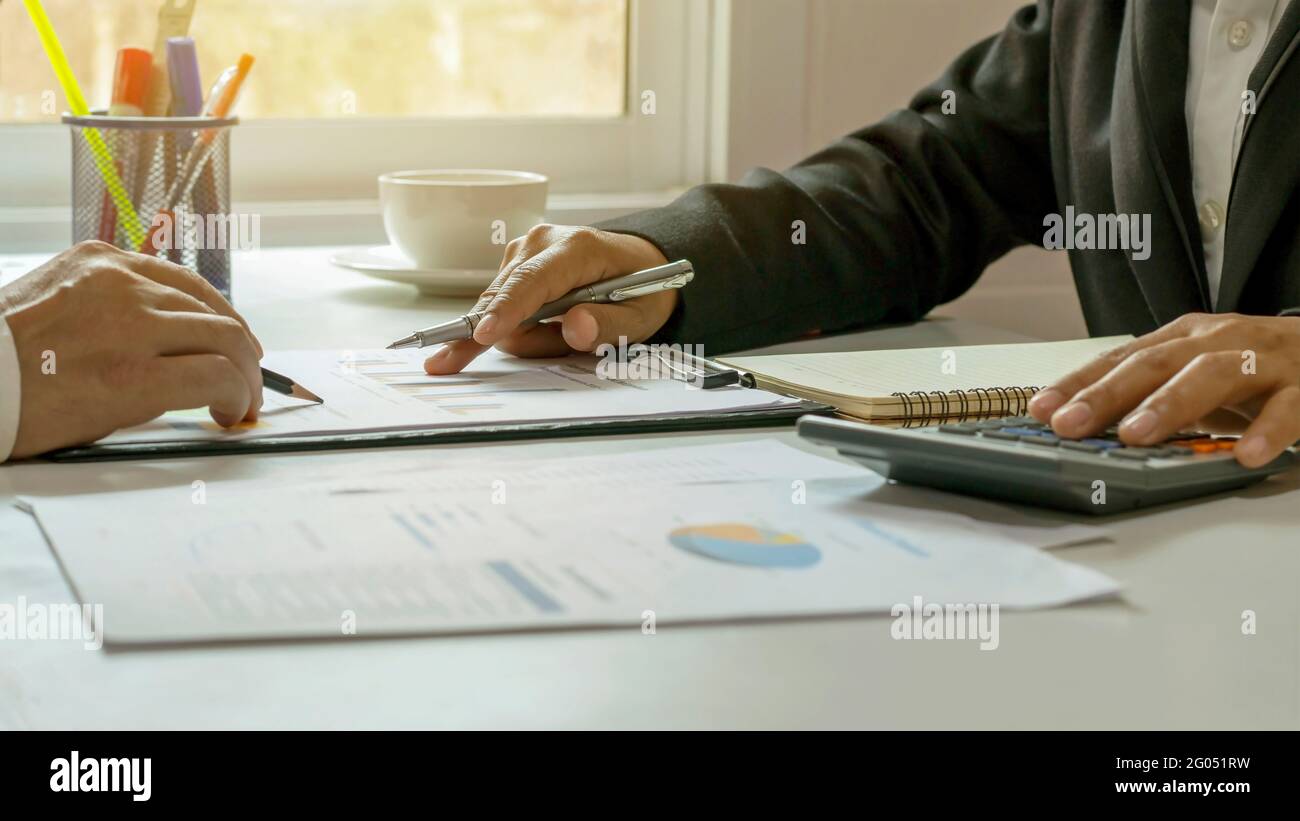 Il team del progetto aziendale sta lavorando insieme nella sala riunioni dell'ufficio. Foto Stock