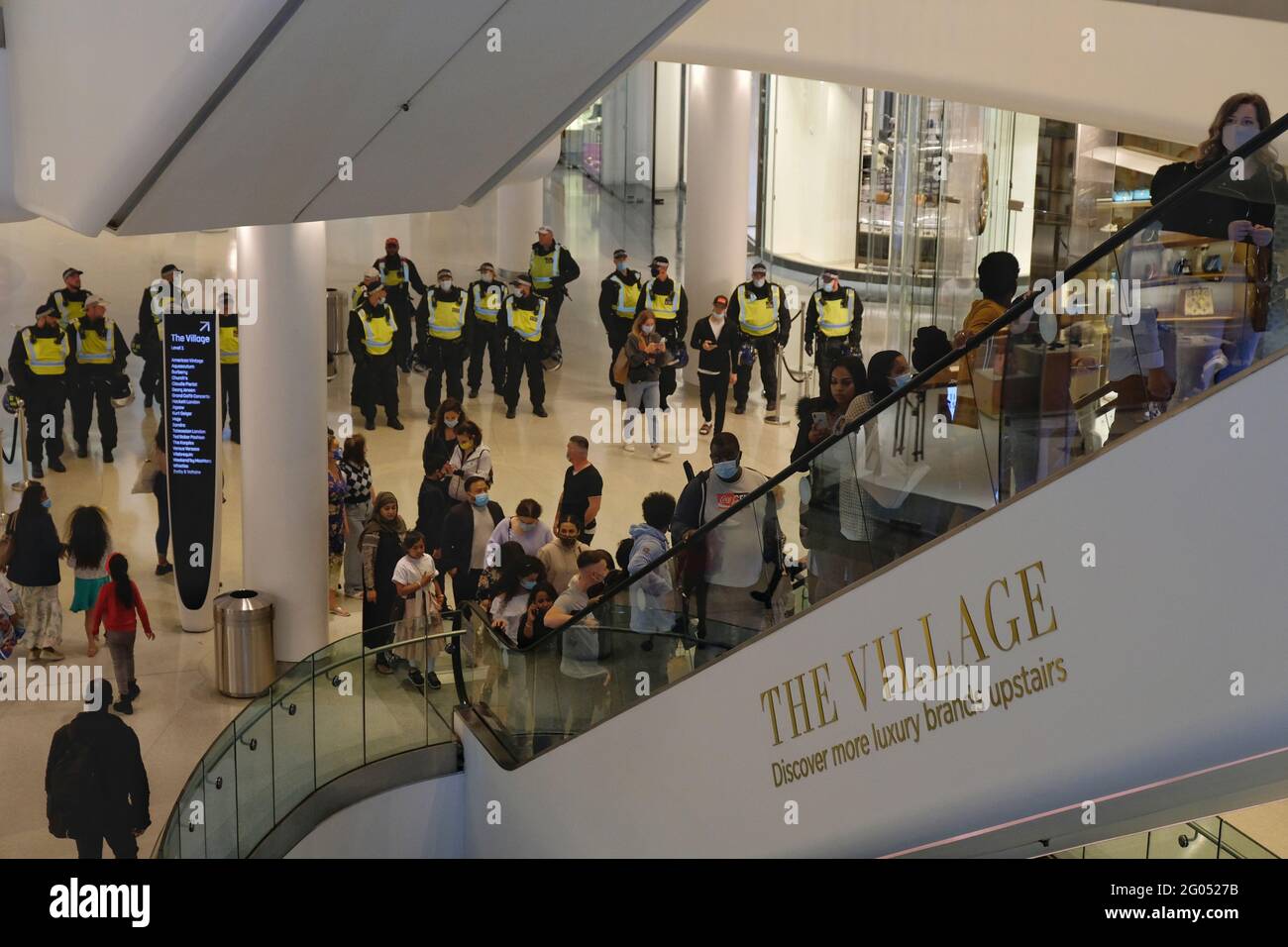 Londra, Regno Unito. 25/05/21. La polizia attraversa il centro commerciale Westfield a Shepherd's Bush per rimuovere i manifestanti anti anti anti-vaccinazione dall'edificio. Foto Stock