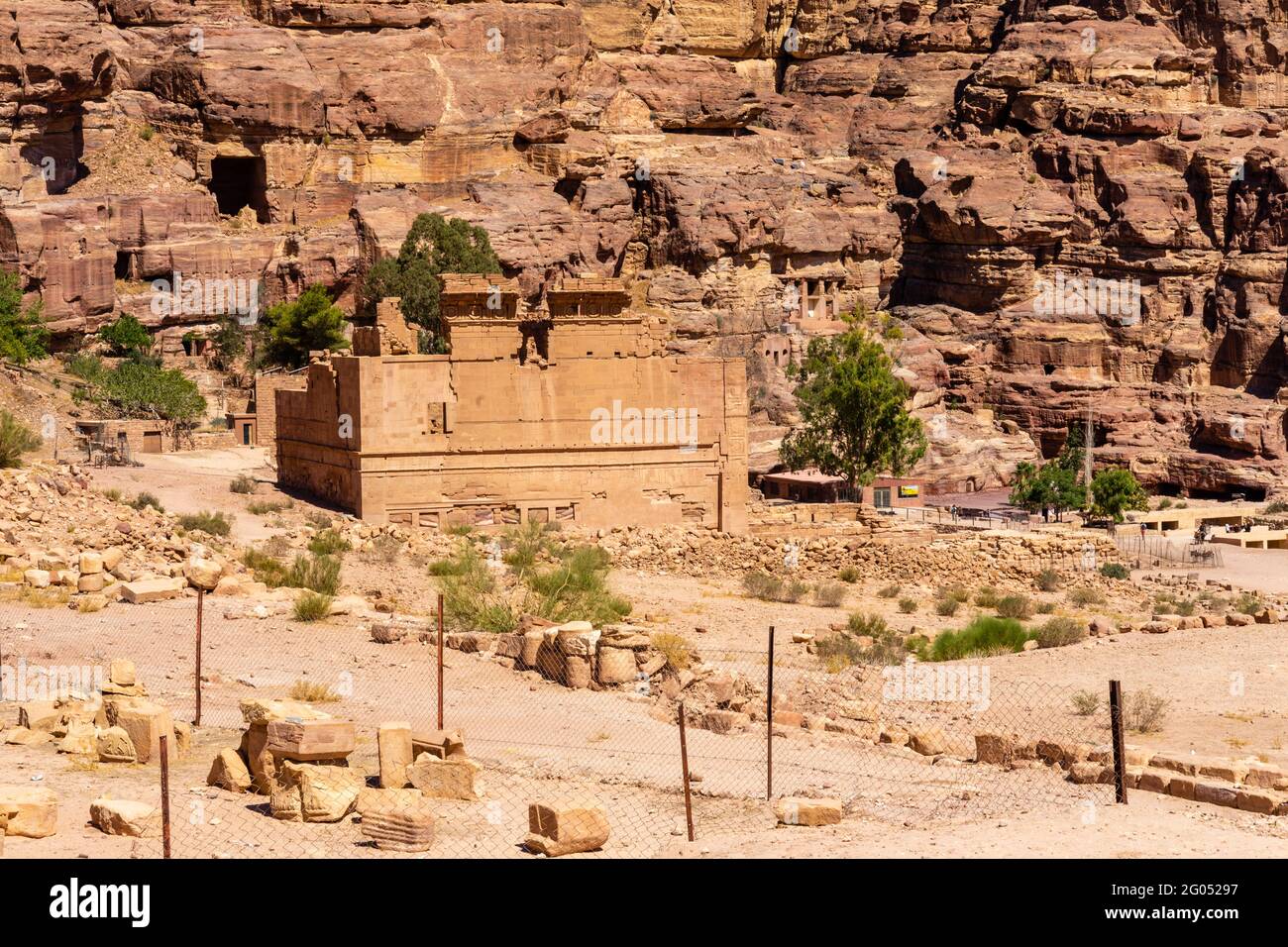 Vista dall'alto sul lato del complesso del tempio Qasr al-Bint con montagne sullo sfondo, sito archeologico di petra, giordania Foto Stock