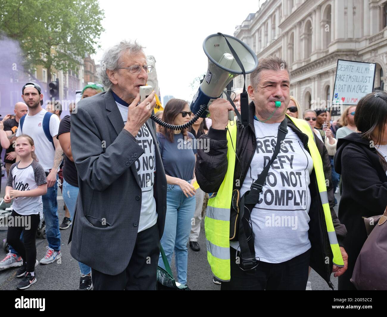 Londra, Regno Unito. 29/05/21. Piers Corbyn si ferma brevemente per parlare fuori Downing Street durante la protesta del passaporto anti-vaccinazione 'Unite per la libertà'. Foto Stock