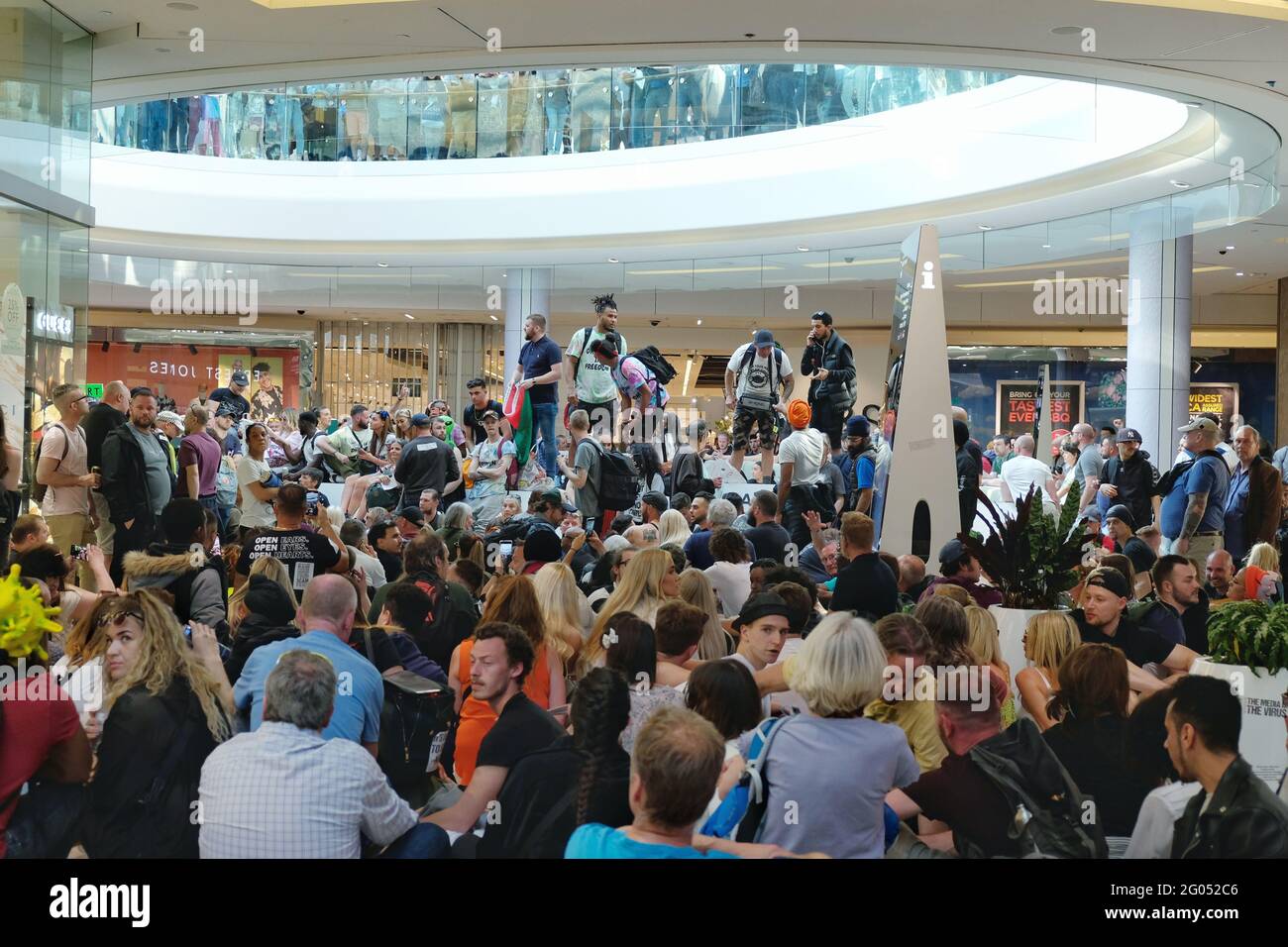 Londra, Regno Unito. 29/05/21. I manifestanti che organizzano una dimostrazione "Unite per la libertà" sono entrati nel Westfield Shopping Centre fino a quando non sono stati espulsi dalla polizia. Foto Stock