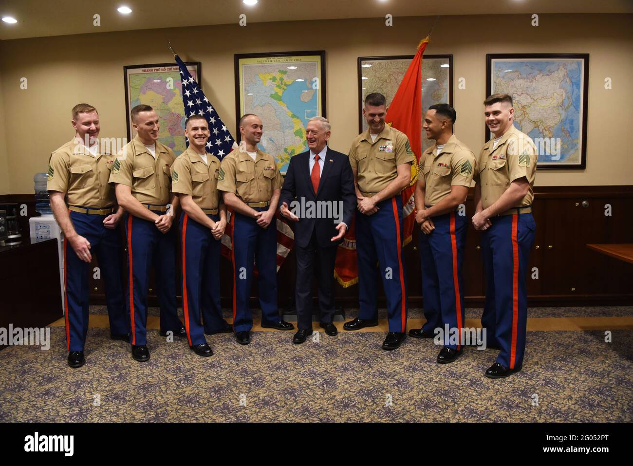 Reportage: Il Segretario della Difesa degli Stati Uniti James N. Mattis incontra i Marines degli Stati Uniti al Consolato degli Stati Uniti a ho Chi Minh City, Vietnam, 16 ottobre 2018. Foto Stock