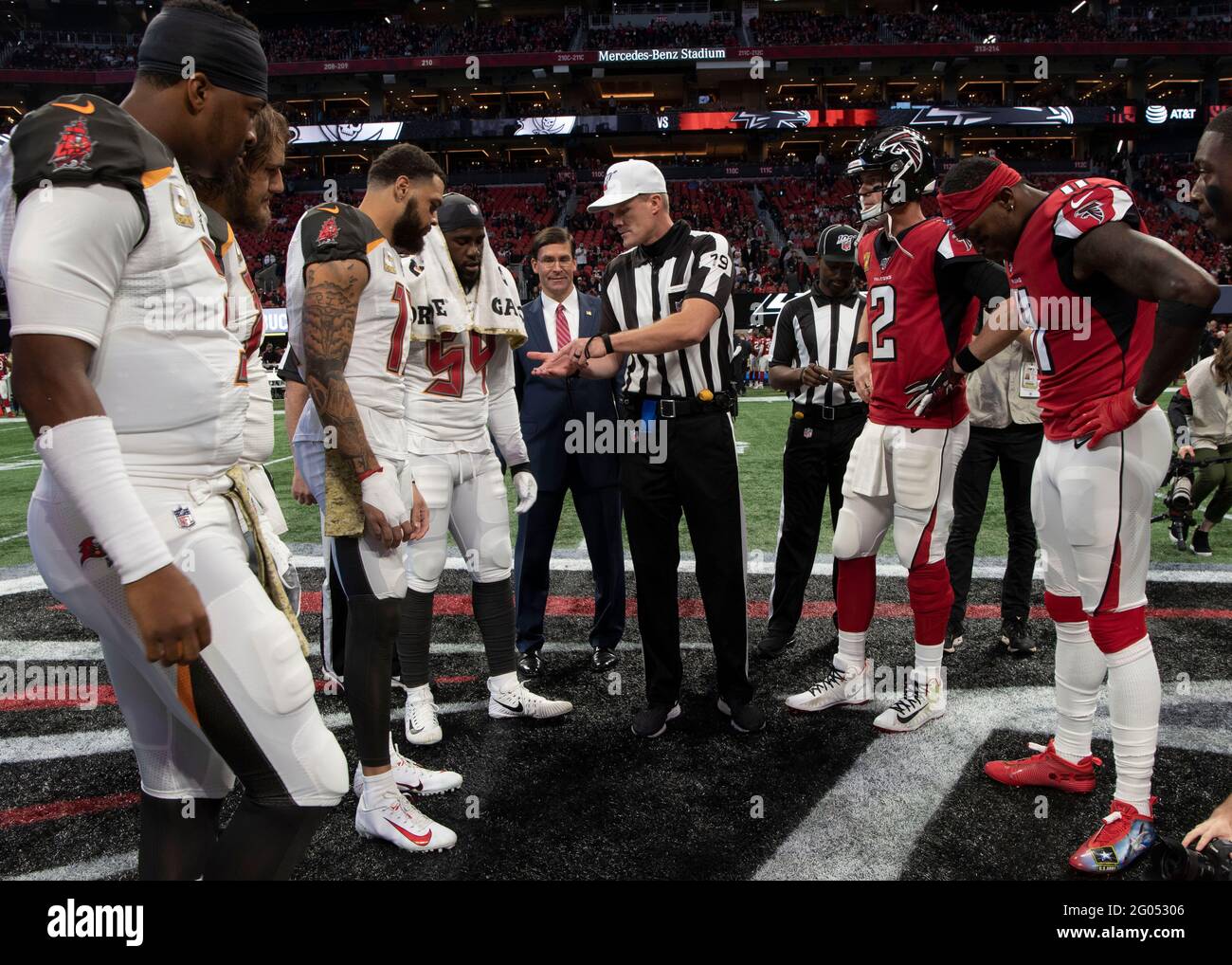 Reportage: Il Segretario della Difesa Mark T. Esper partecipa al lancio della moneta come capitano onorario, al gioco di Atlanta Falcons contro Tampa Bay Buccaneers Salute al servizio della NFL, Atlanta, Georgia, 24 novembre 2019. Foto Stock