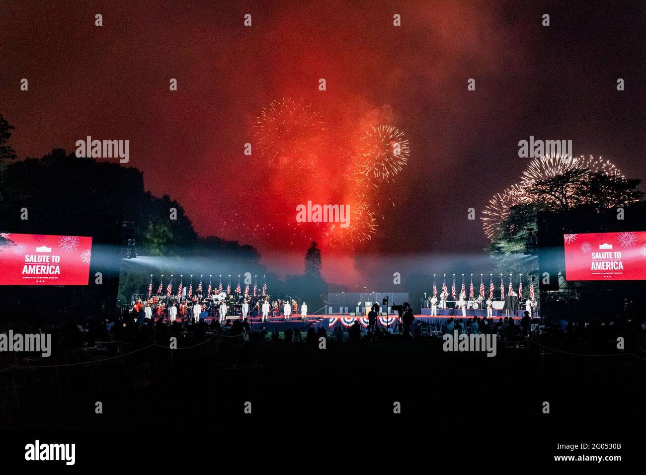 Fuochi d'artificio sono visti durante l'evento Salute per l'America Sabato, 4 luglio 2020, dal prato del Sud della Casa Bianca Foto Stock