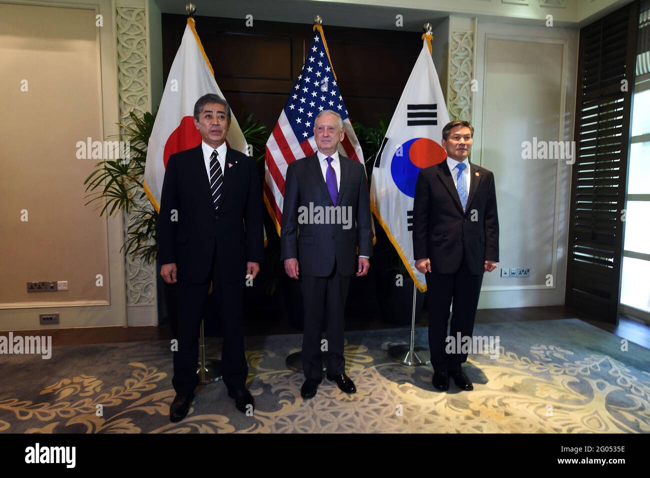 Reportage: Il Segretario della Difesa statunitense James N. Mattis incontra il Ministro della Difesa giapponese Takeshi Iwaya (a sinistra) e il Ministro della Difesa nazionale sudcoreano Jeong Kyeong-doo (a destra) all'incontro ASEAN Defense Ministersâ€™, Singapore, 19 ottobre 2018. Foto Stock